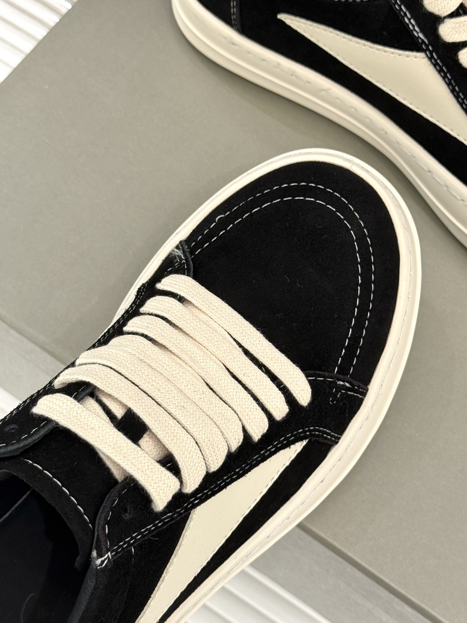 
Rick Owens/欧文斯经典休闲板鞋
原版购入开发.所有的材质都与原版一致！
经典复古及时尚美感融