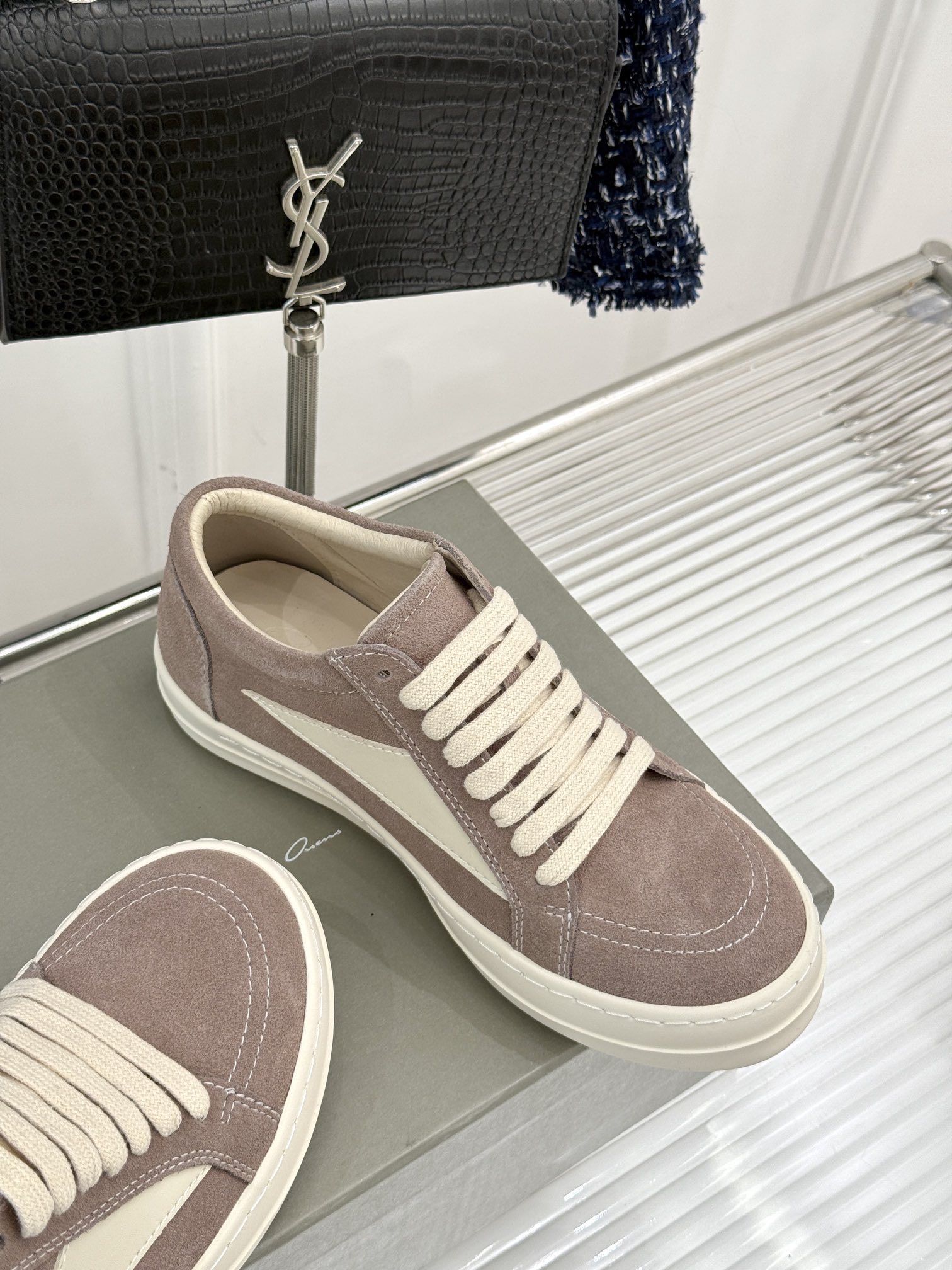 
Rick Owens/欧文斯经典休闲板鞋
原版购入开发.所有的材质都与原版一致！
经典复古及时尚美感融