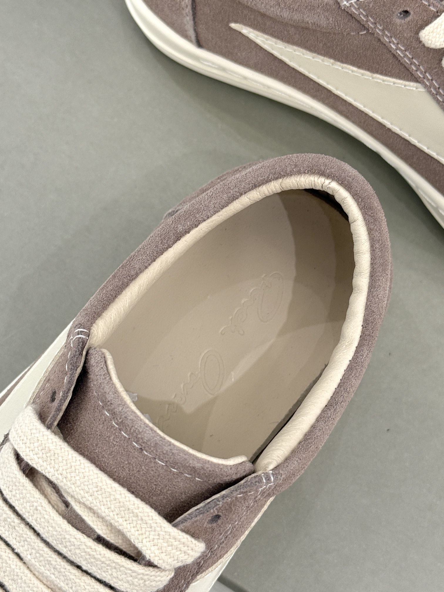 
Rick Owens/欧文斯经典休闲板鞋
原版购入开发.所有的材质都与原版一致！
经典复古及时尚美感融