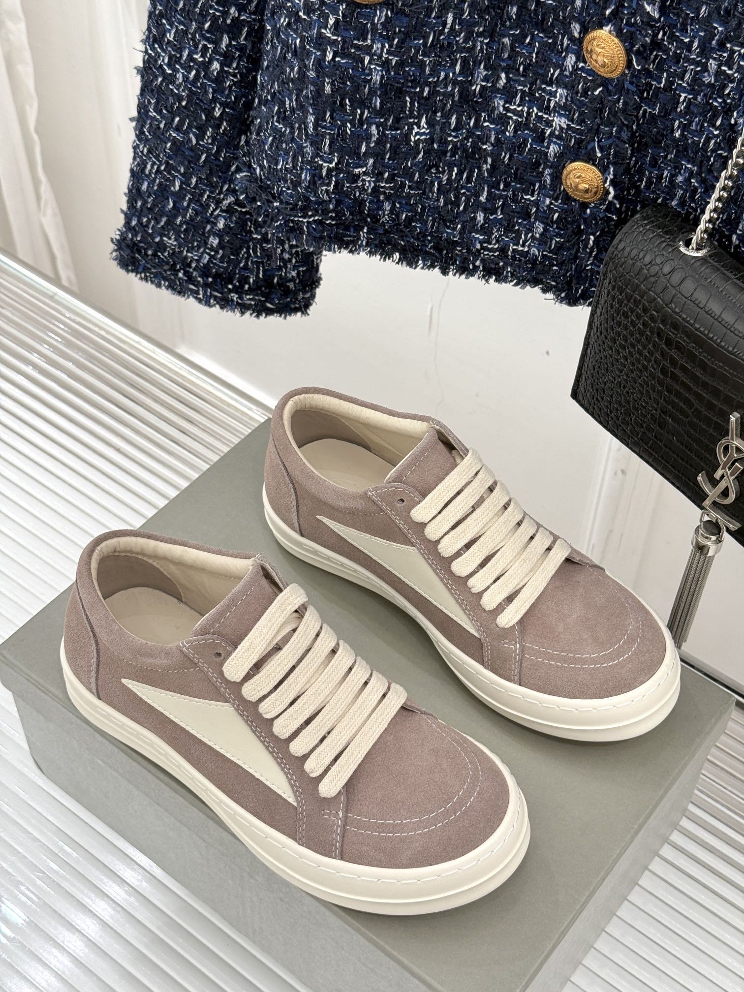 
Rick Owens/欧文斯经典休闲板鞋
原版购入开发.所有的材质都与原版一致！
经典复古及时尚美感融