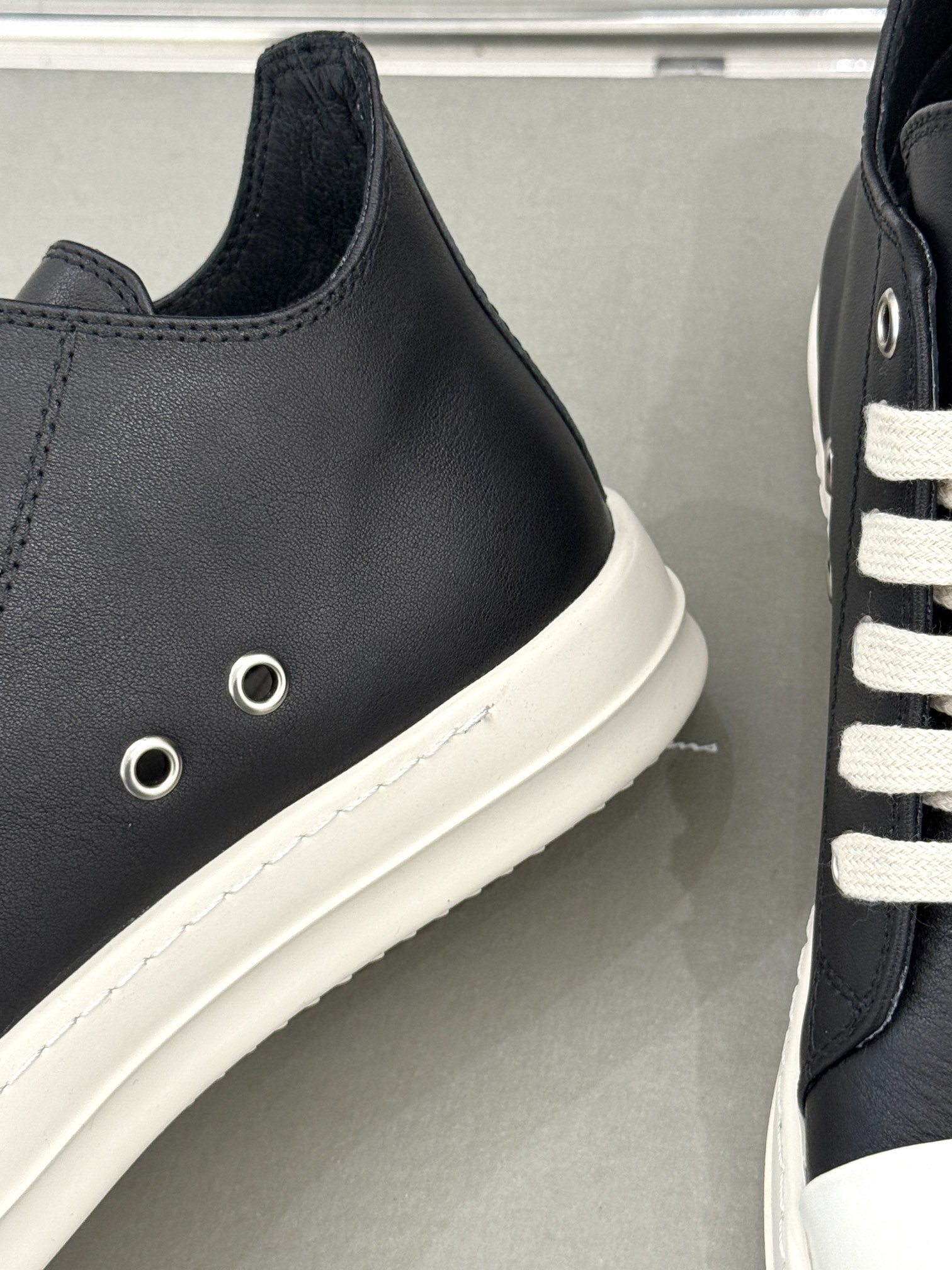 
Rick Owens/欧文斯经典休闲板鞋
原版购入开发.所有的材质都与原版一致！
经典复古及时尚美感融