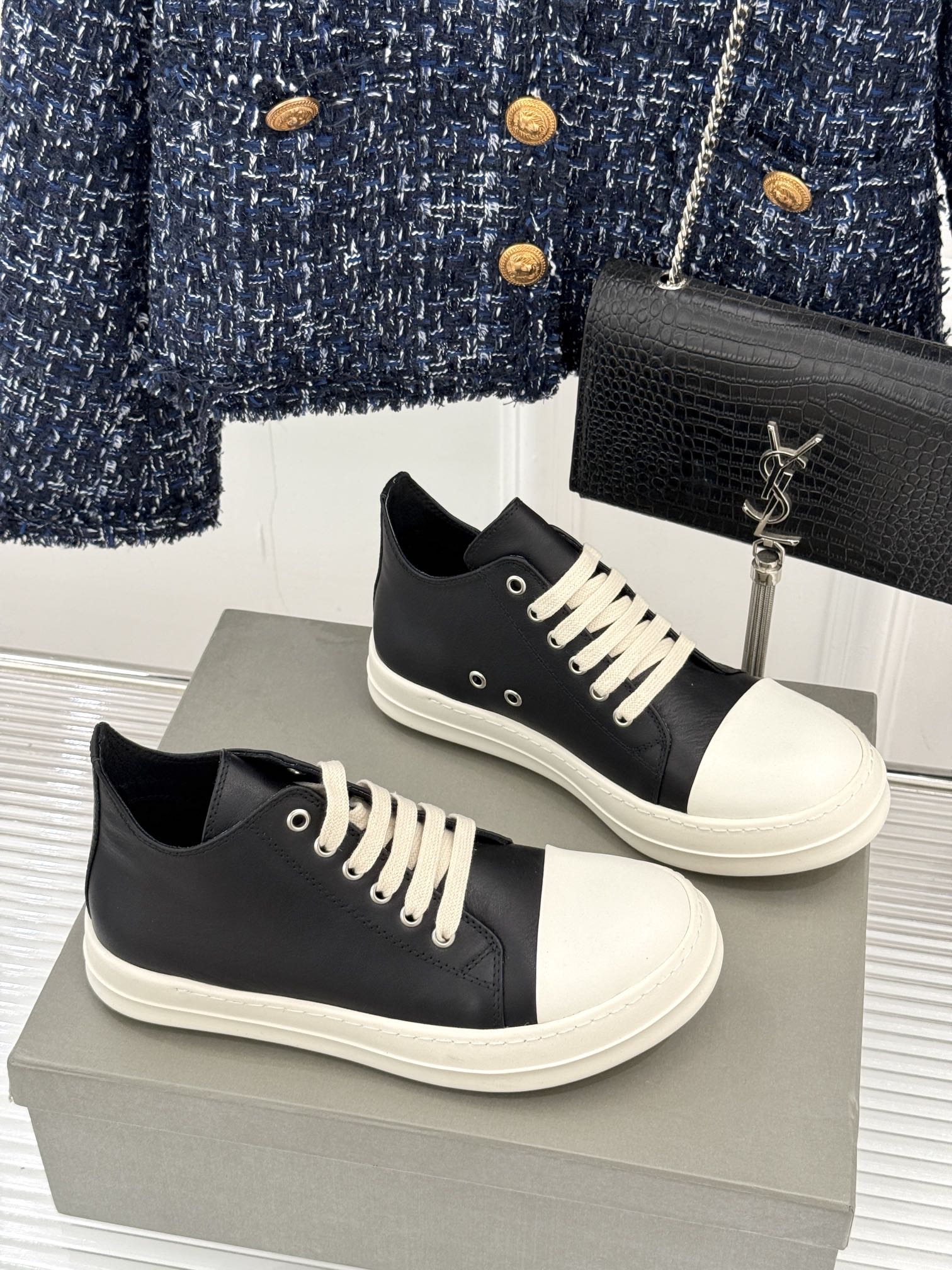 
Rick Owens/欧文斯经典休闲板鞋
原版购入开发.所有的材质都与原版一致！
经典复古及时尚美感融