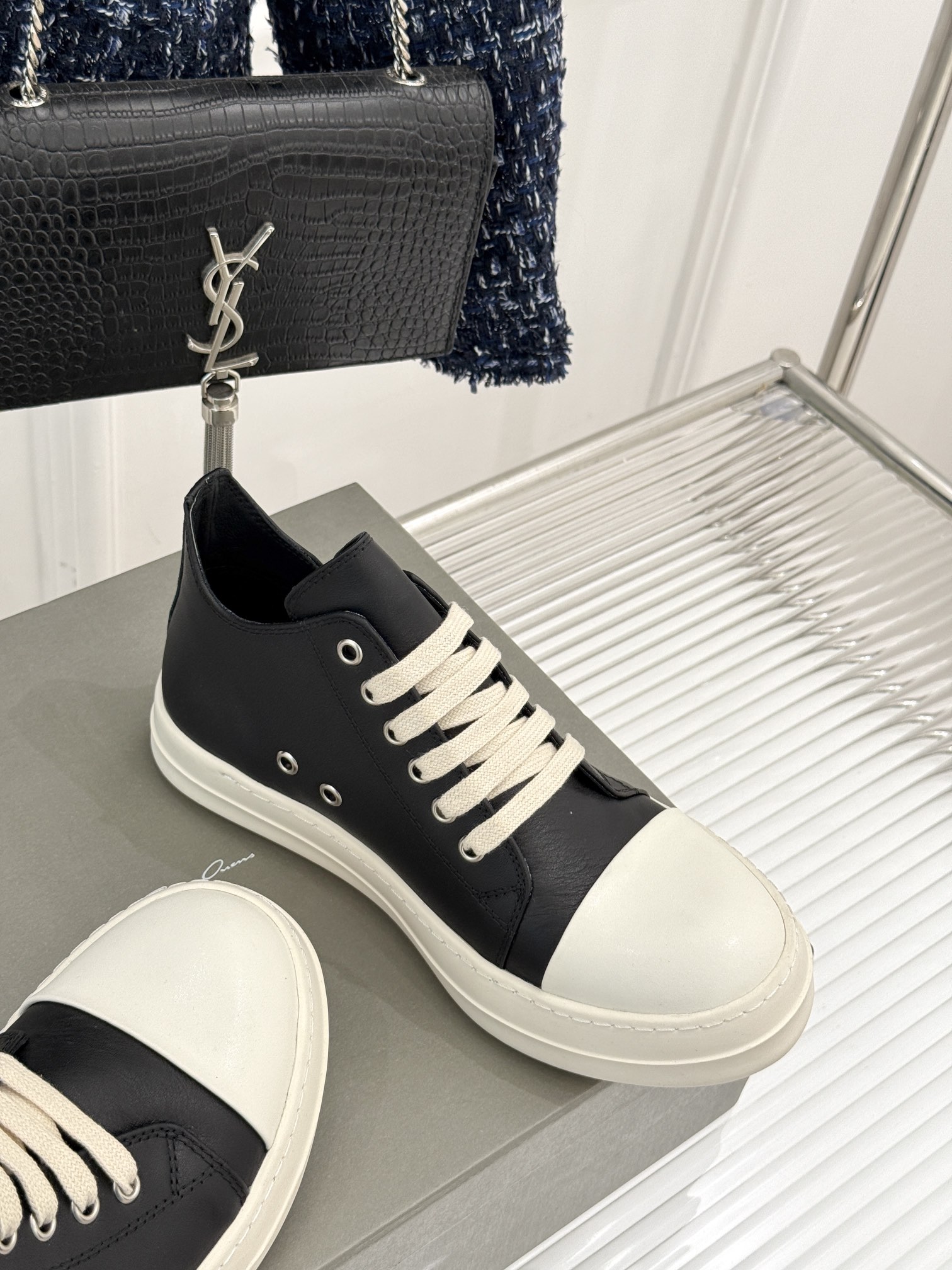 
Rick Owens/欧文斯经典休闲板鞋
原版购入开发.所有的材质都与原版一致！
经典复古及时尚美感融