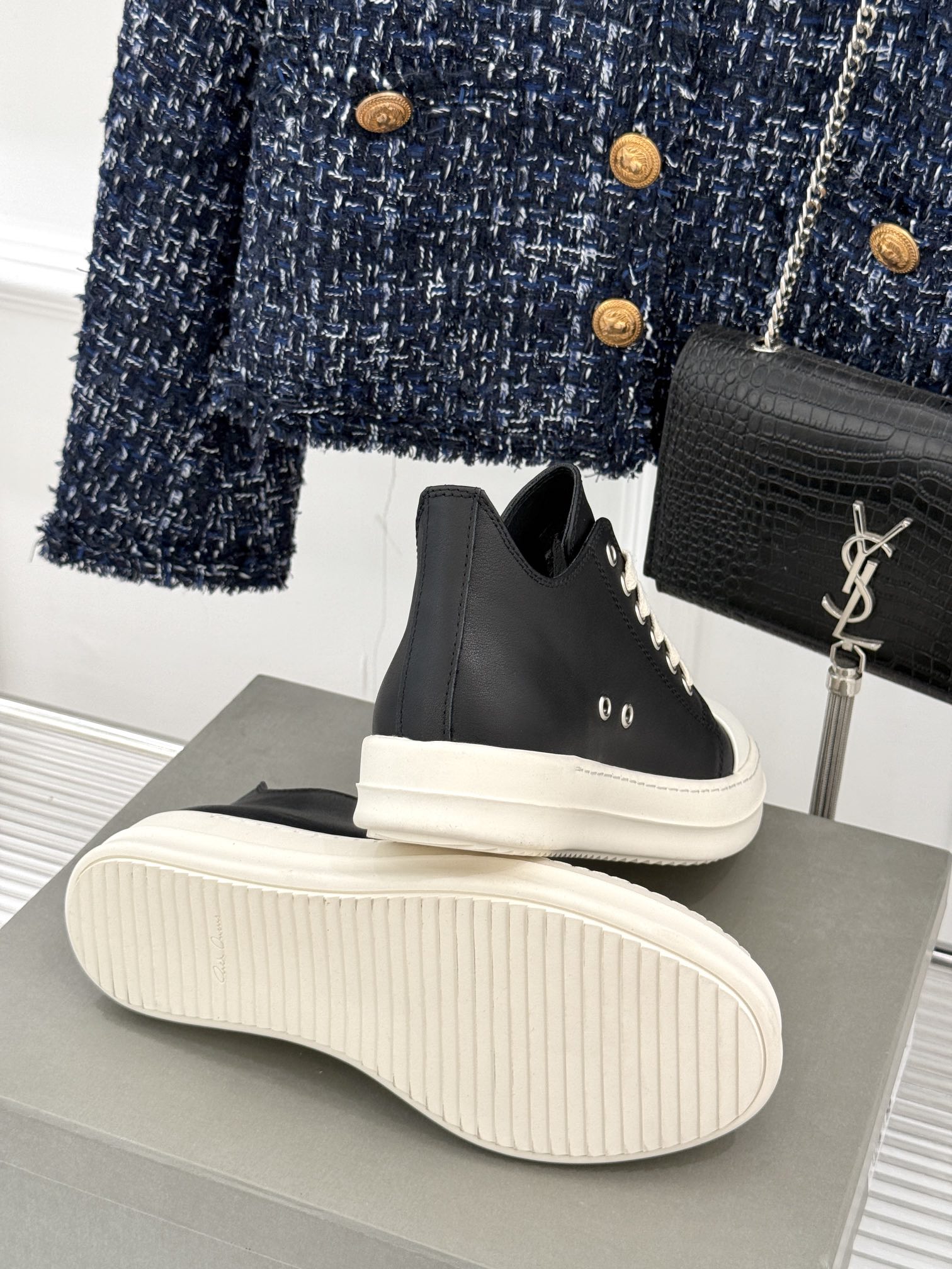 
Rick Owens/欧文斯经典休闲板鞋
原版购入开发.所有的材质都与原版一致！
经典复古及时尚美感融