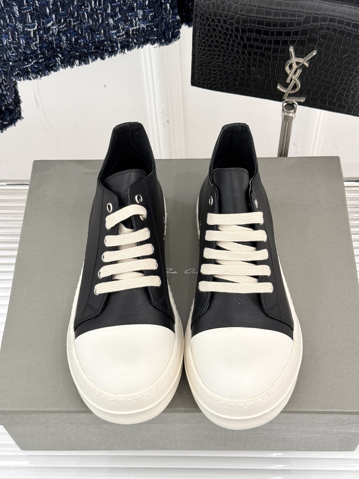 
Rick Owens/欧文斯经典休闲板鞋
原版购入开发.所有的材质都与原版一致！
经典复古及时尚美感融