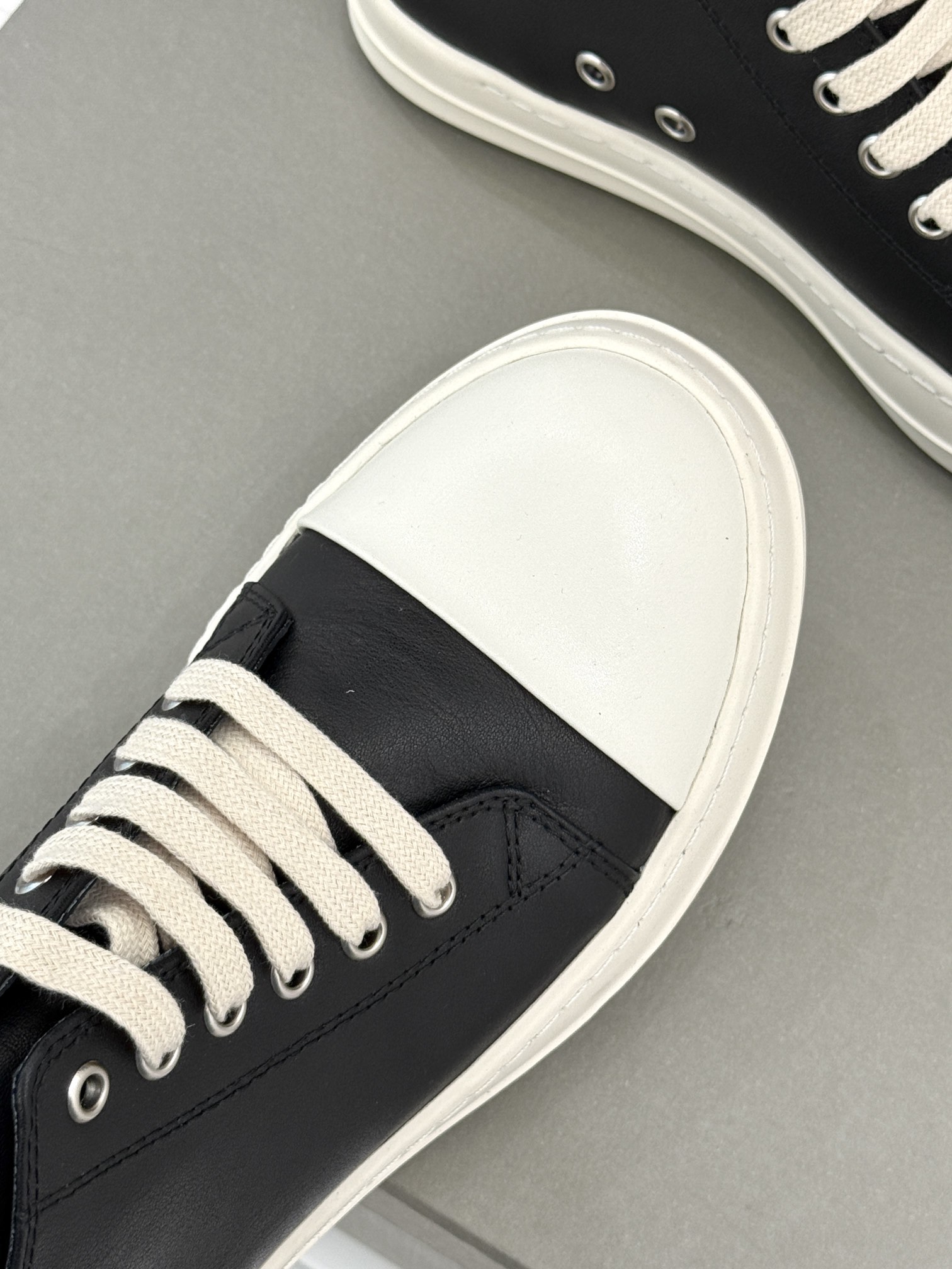 
Rick Owens/欧文斯经典休闲板鞋
原版购入开发.所有的材质都与原版一致！
经典复古及时尚美感融