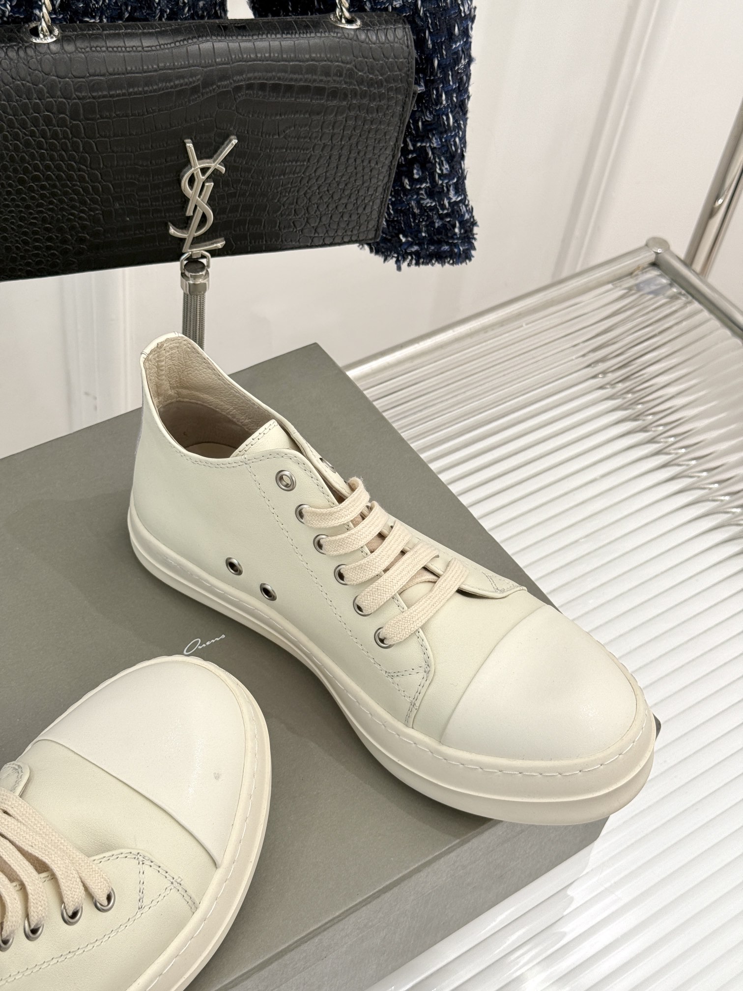 
Rick Owens/欧文斯经典休闲板鞋
原版购入开发.所有的材质都与原版一致！
经典复古及时尚美感融