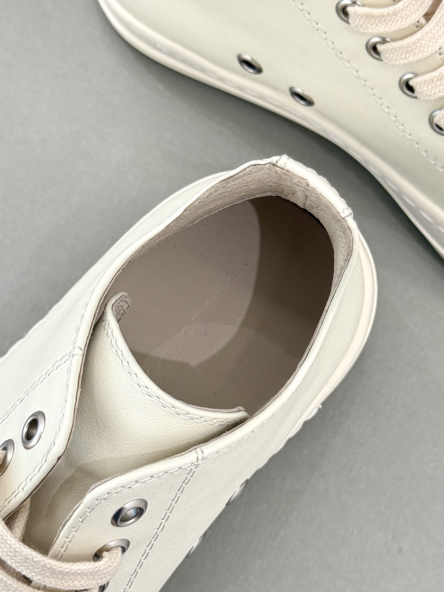 
Rick Owens/欧文斯经典休闲板鞋
原版购入开发.所有的材质都与原版一致！
经典复古及时尚美感融