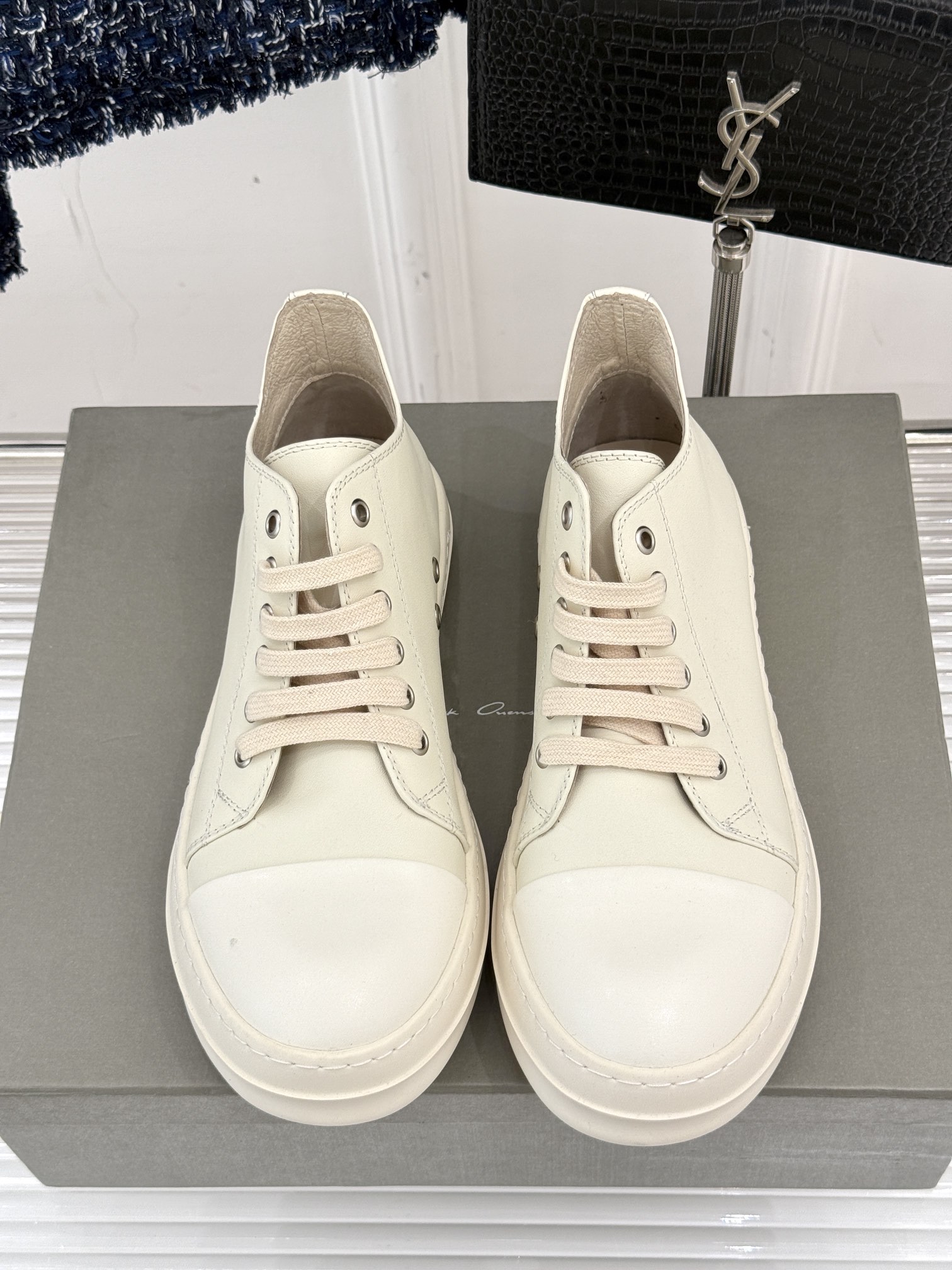 
Rick Owens/欧文斯经典休闲板鞋
原版购入开发.所有的材质都与原版一致！
经典复古及时尚美感融