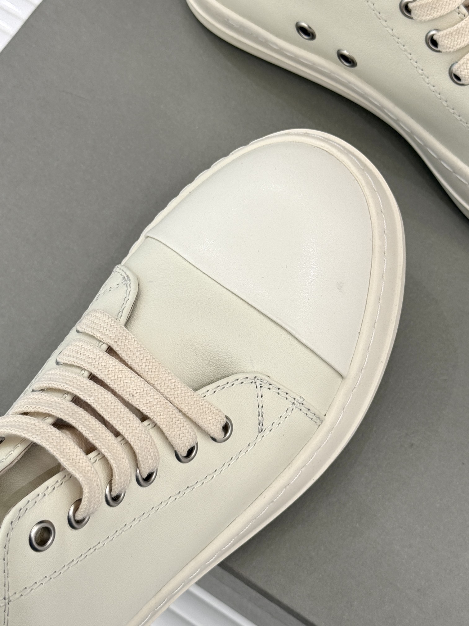 
Rick Owens/欧文斯经典休闲板鞋
原版购入开发.所有的材质都与原版一致！
经典复古及时尚美感融