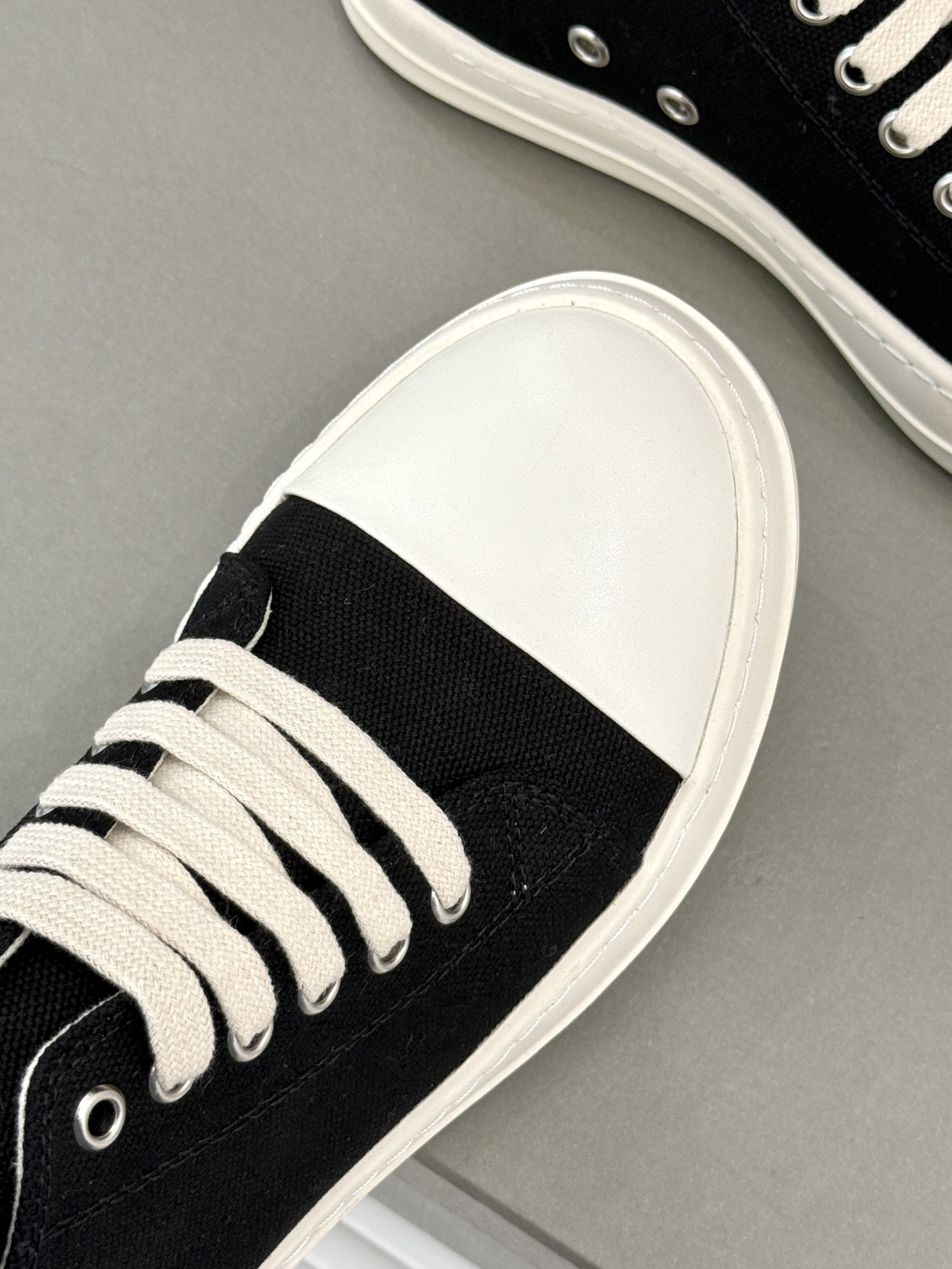 
Rick Owens/欧文斯经典休闲板鞋
原版购入开发.所有的材质都与原版一致！
经典复古及时尚美感融