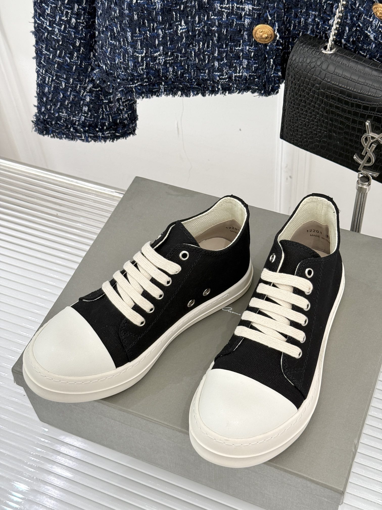 
Rick Owens/欧文斯经典休闲板鞋
原版购入开发.所有的材质都与原版一致！
经典复古及时尚美感融