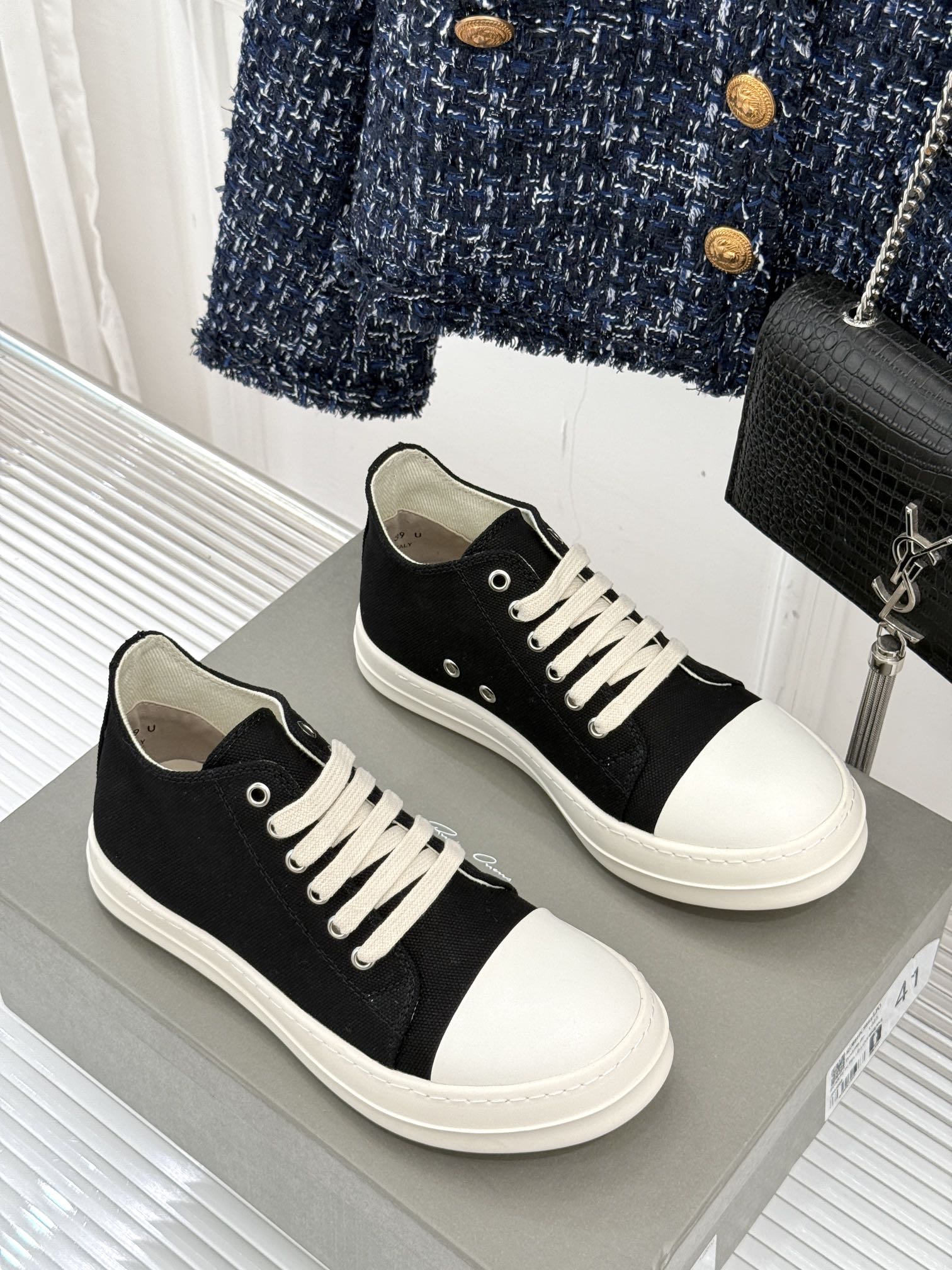 
Rick Owens/欧文斯经典休闲板鞋
原版购入开发.所有的材质都与原版一致！
经典复古及时尚美感融