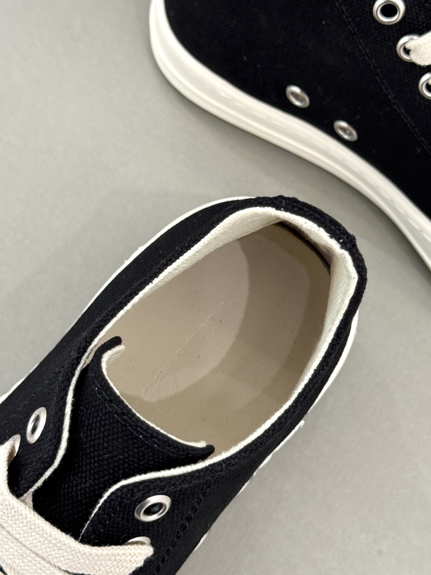 
Rick Owens/欧文斯经典休闲板鞋
原版购入开发.所有的材质都与原版一致！
经典复古及时尚美感融