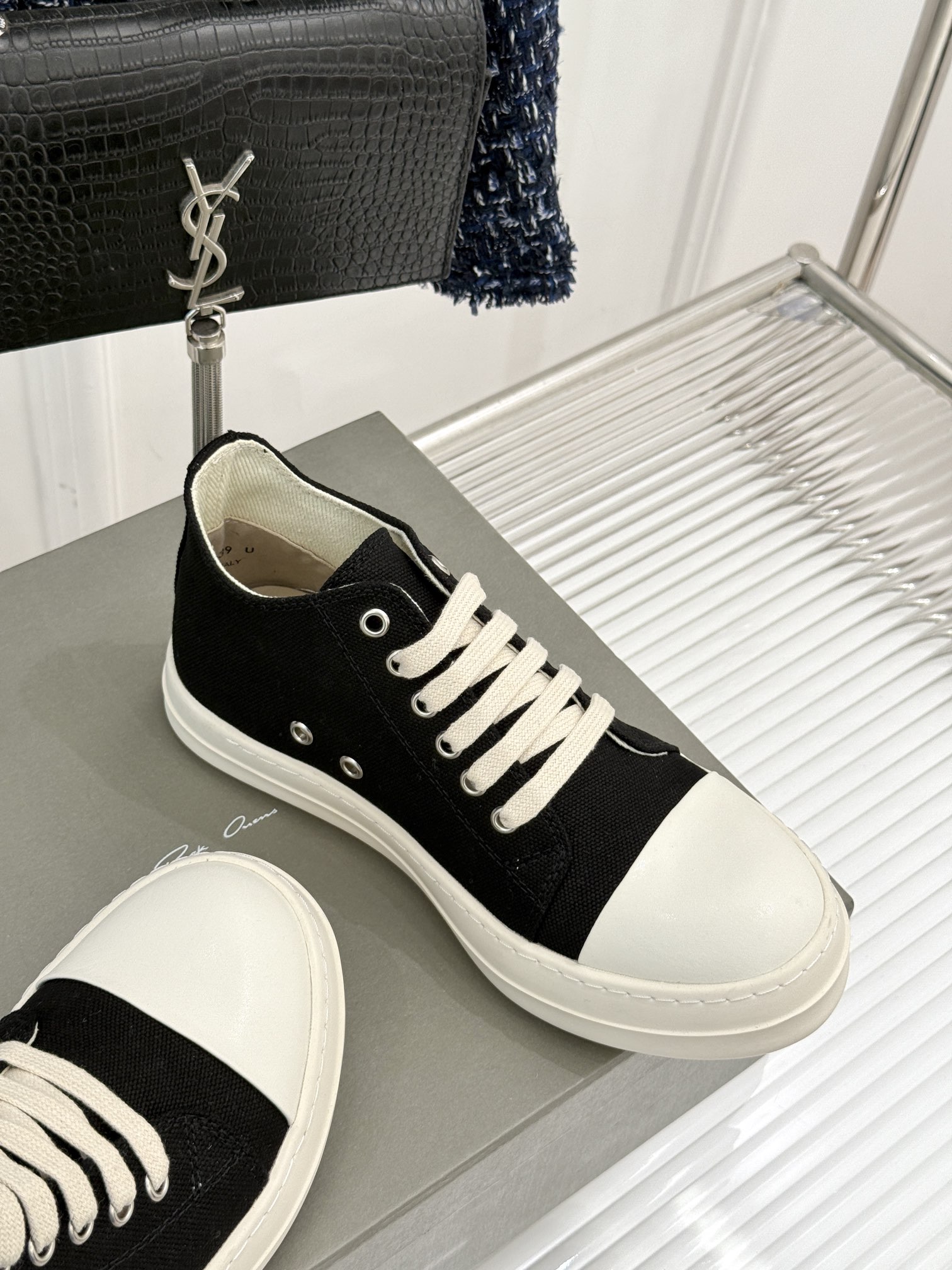 
Rick Owens/欧文斯经典休闲板鞋
原版购入开发.所有的材质都与原版一致！
经典复古及时尚美感融