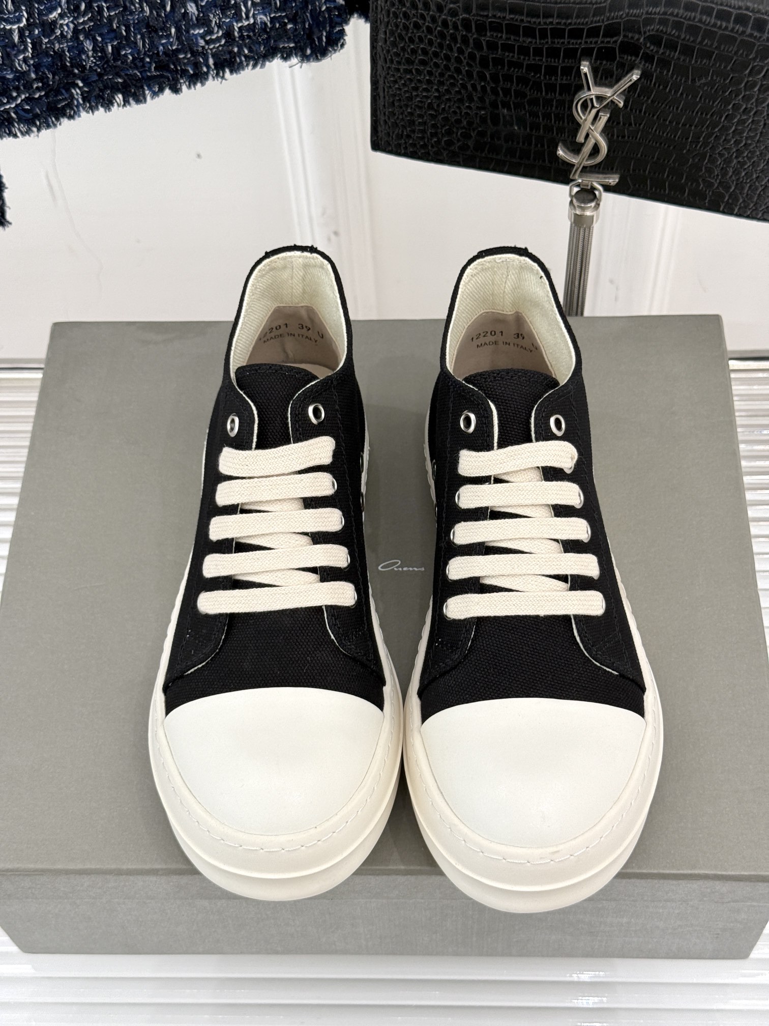 
Rick Owens/欧文斯经典休闲板鞋
原版购入开发.所有的材质都与原版一致！
经典复古及时尚美感融