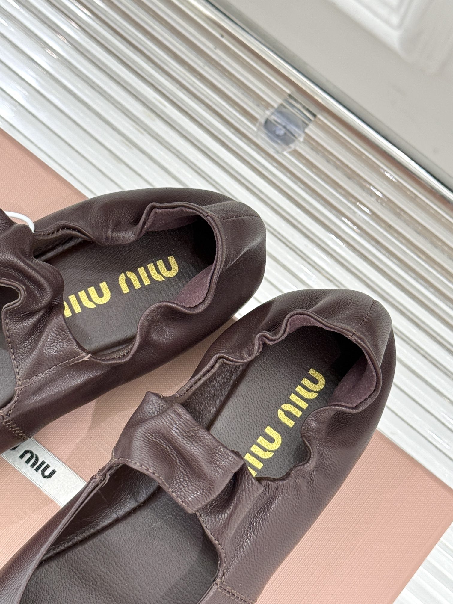 
MIU MIU 25ss早春新品玛丽珍鞋
满满的少女心，款式设计可爱优雅不乏美艳色彩，简简单单又藏着小