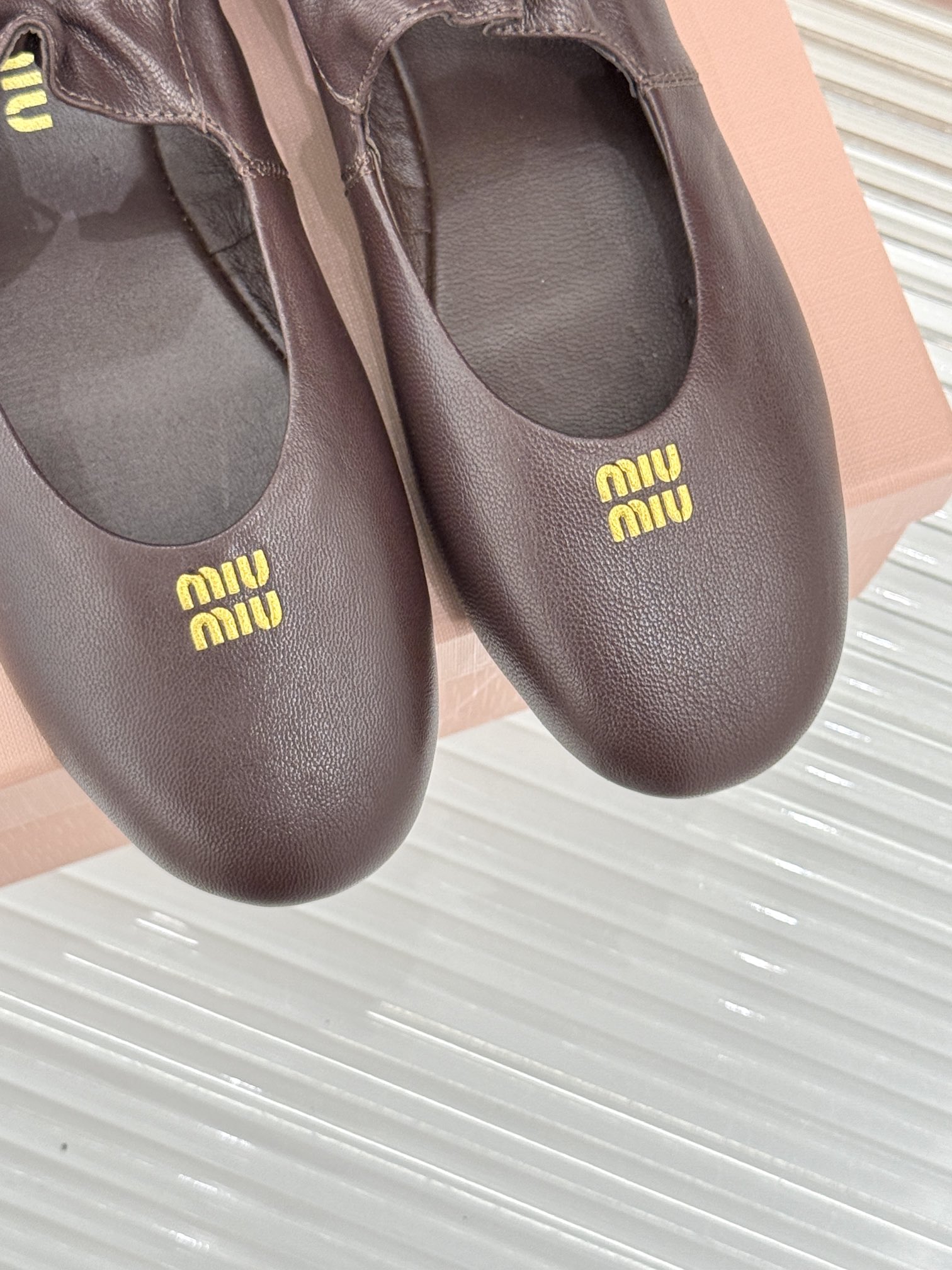 
MIU MIU 25ss早春新品玛丽珍鞋
满满的少女心，款式设计可爱优雅不乏美艳色彩，简简单单又藏着小