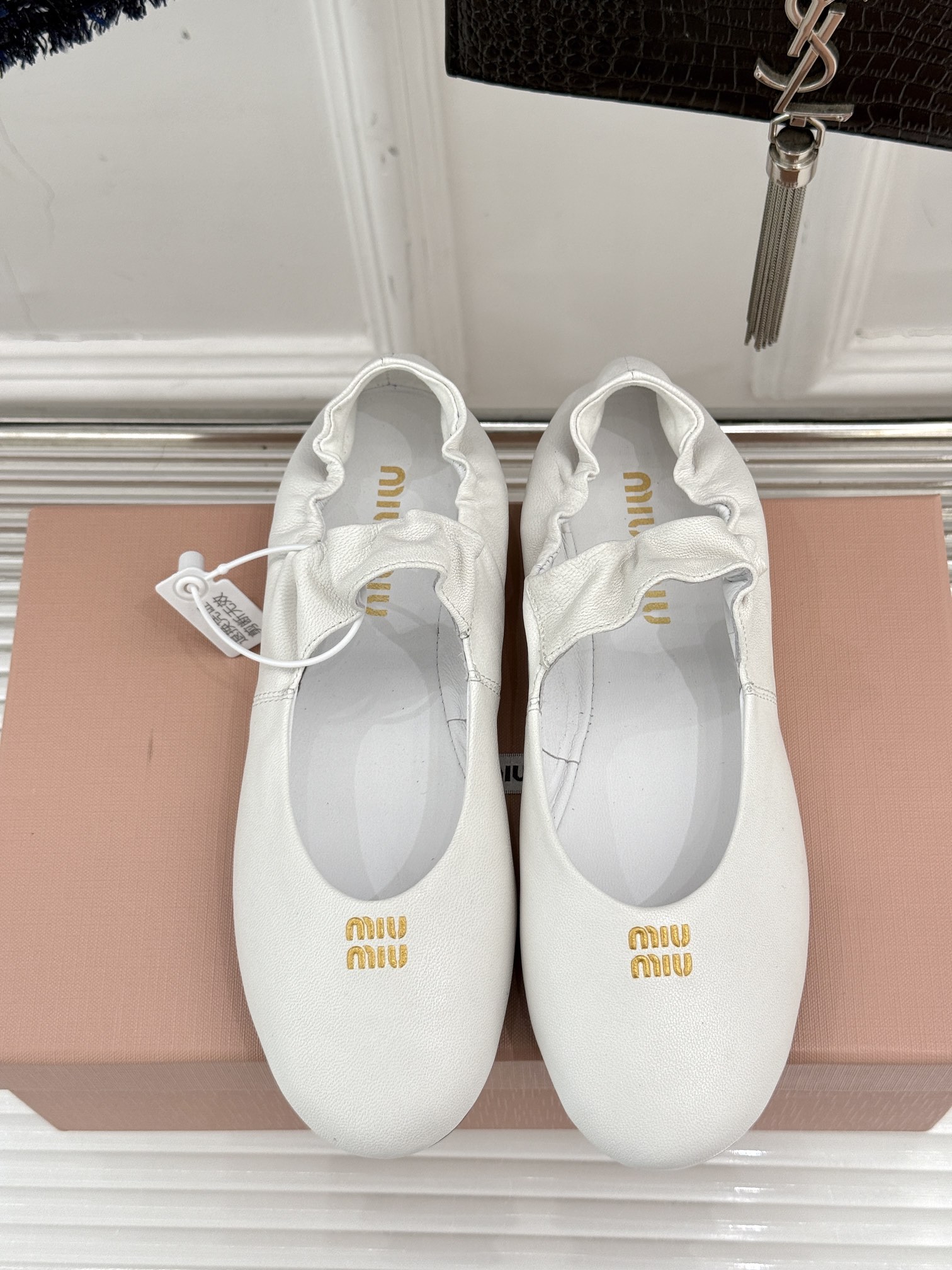 
MIU MIU 25ss早春新品玛丽珍鞋
满满的少女心，款式设计可爱优雅不乏美艳色彩，简简单单又藏着小