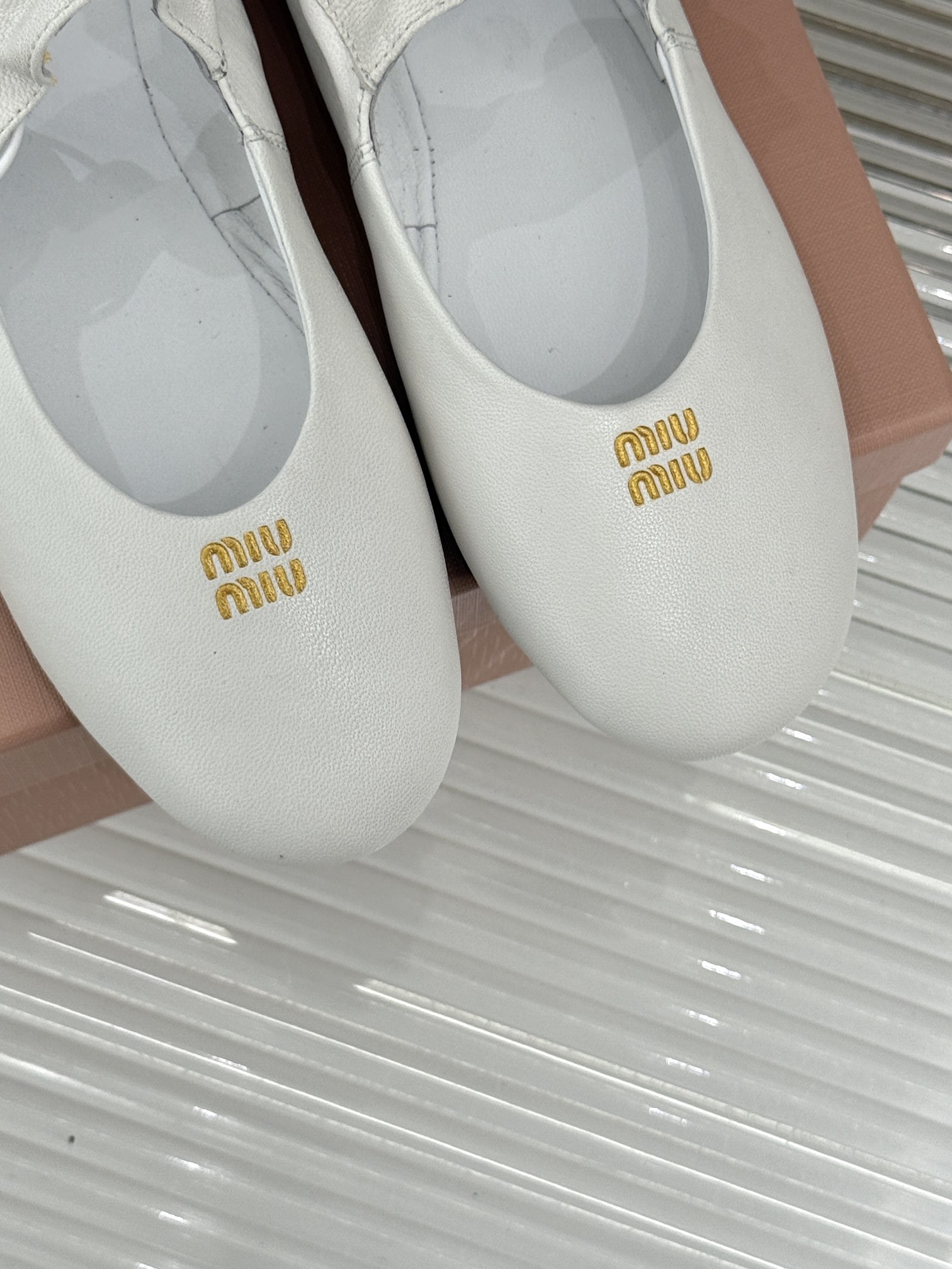 
MIU MIU 25ss早春新品玛丽珍鞋
满满的少女心，款式设计可爱优雅不乏美艳色彩，简简单单又藏着小