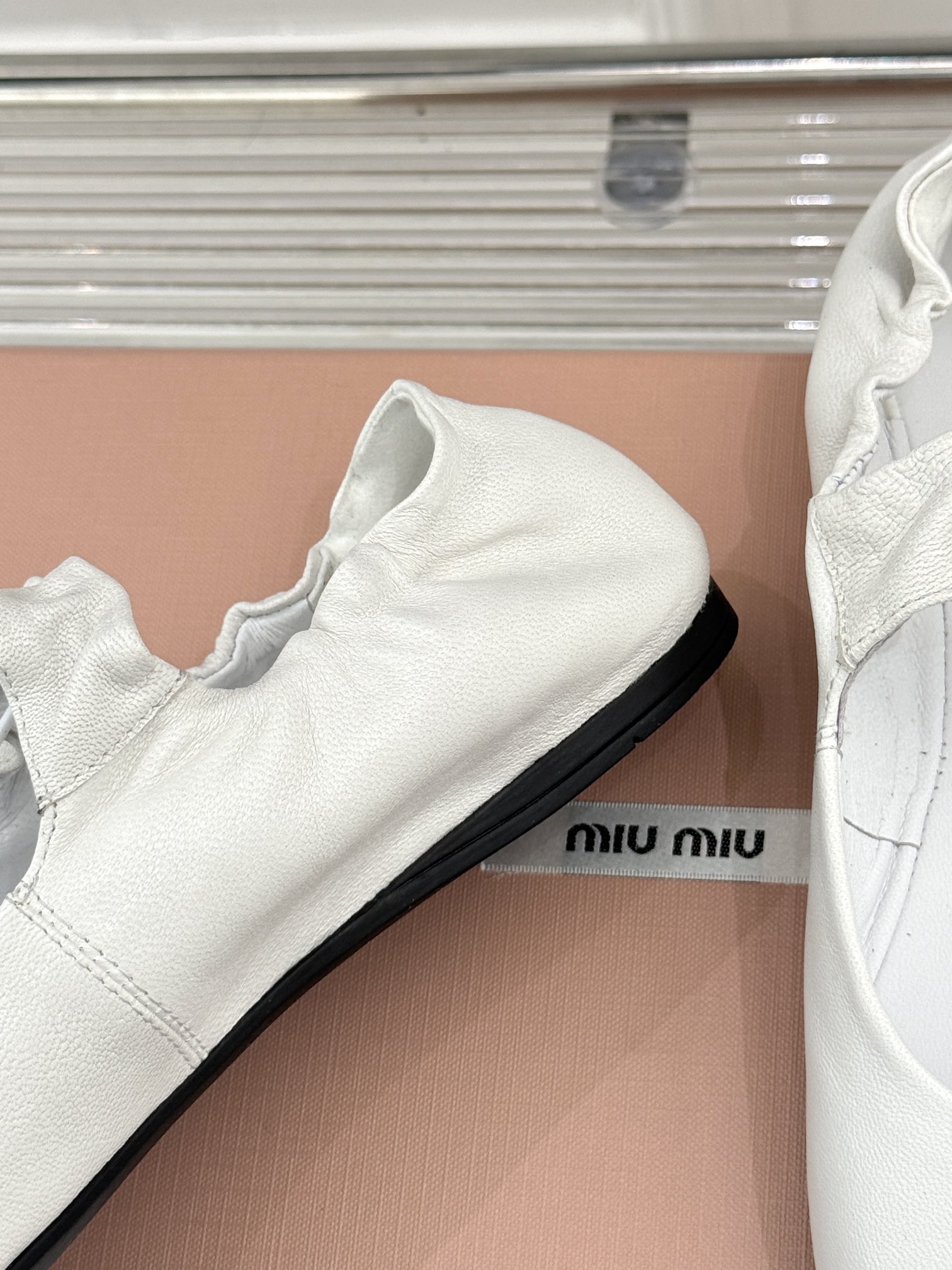 
MIU MIU 25ss早春新品玛丽珍鞋
满满的少女心，款式设计可爱优雅不乏美艳色彩，简简单单又藏着小