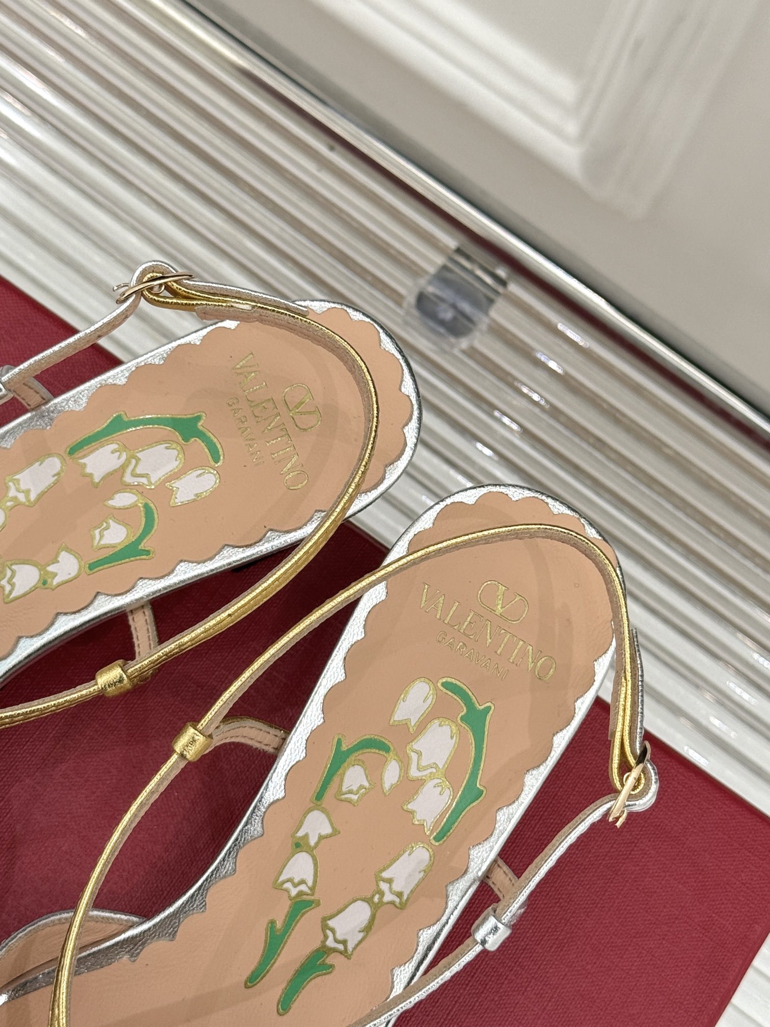 
Valentino/华伦天奴25ss早春
新品蝴蝶结凉鞋
高辨识度的个人风格靠拢
立体镂空蝴蝶结装饰灵