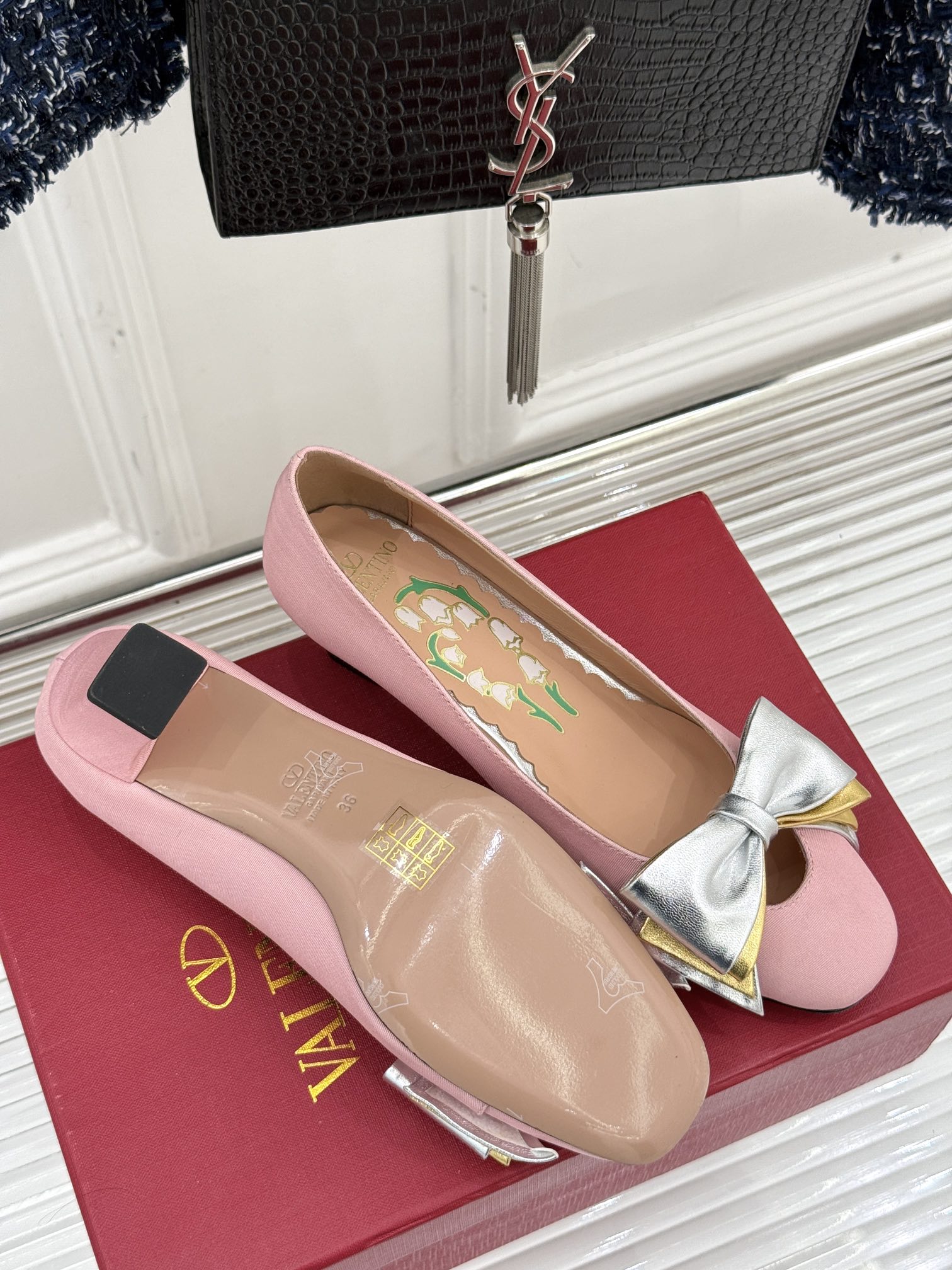 
Valentino/华伦天奴25ss早春
新品蝴蝶结单鞋
高辨识度的个人风格靠拢
立体镂空蝴蝶结装饰灵
