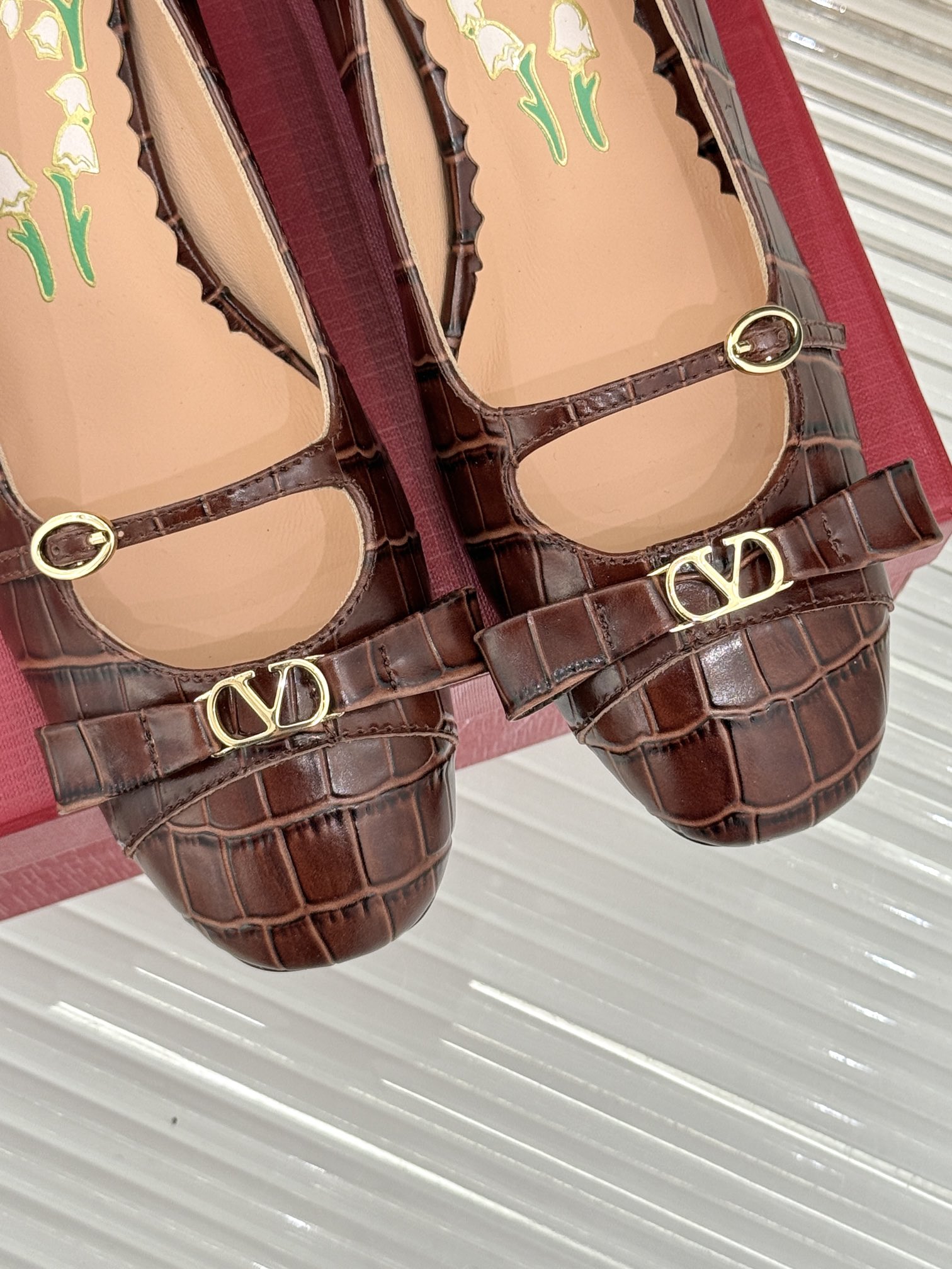 
Valentino/华伦天奴25ss早春
新品蝴蝶结玛丽珍单鞋
高辨识度的个人风格靠拢
立体镂空蝴蝶结