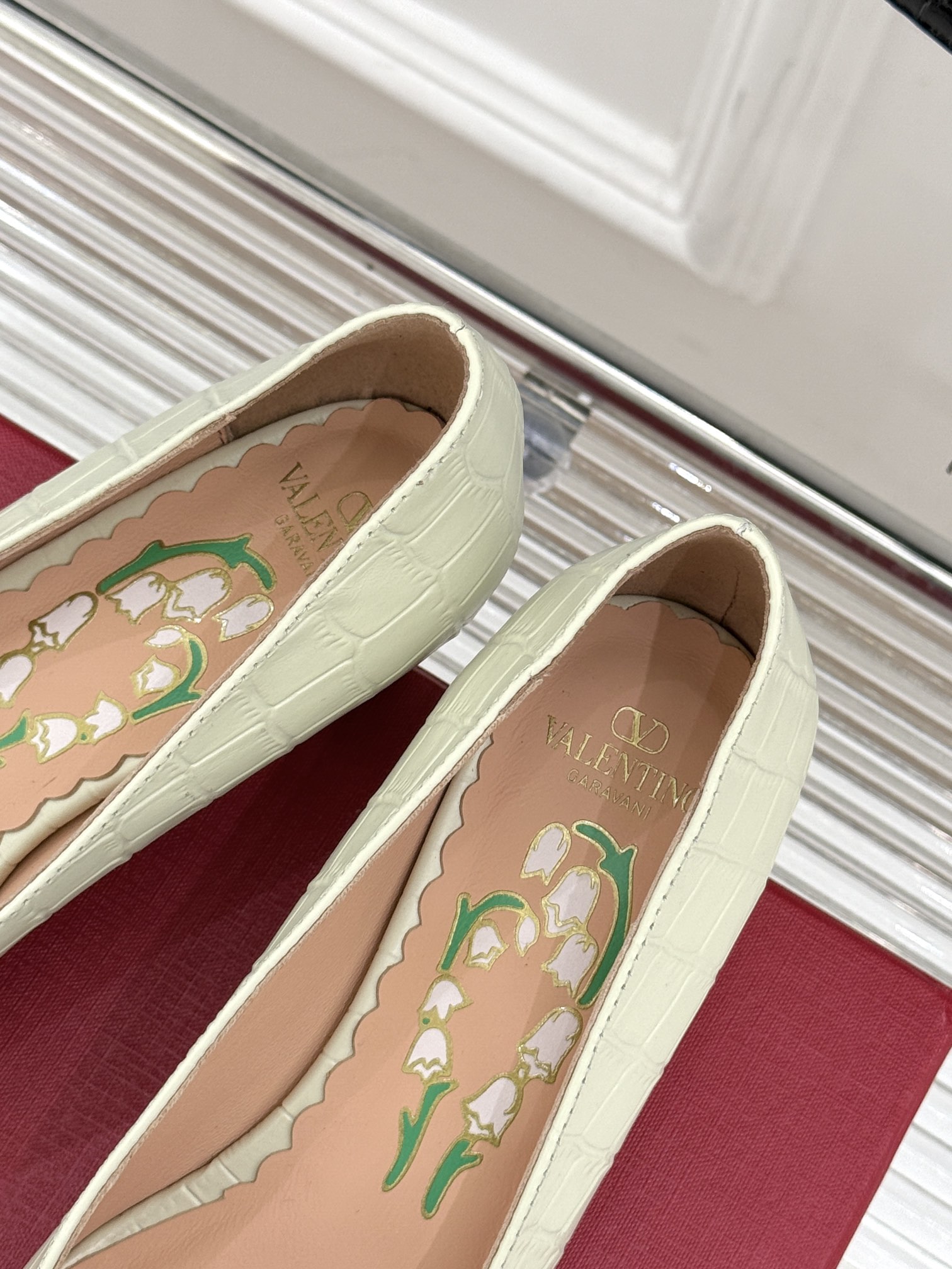 
Valentino/华伦天奴25ss早春
新品蝴蝶结玛丽珍单鞋
高辨识度的个人风格靠拢
立体镂空蝴蝶结