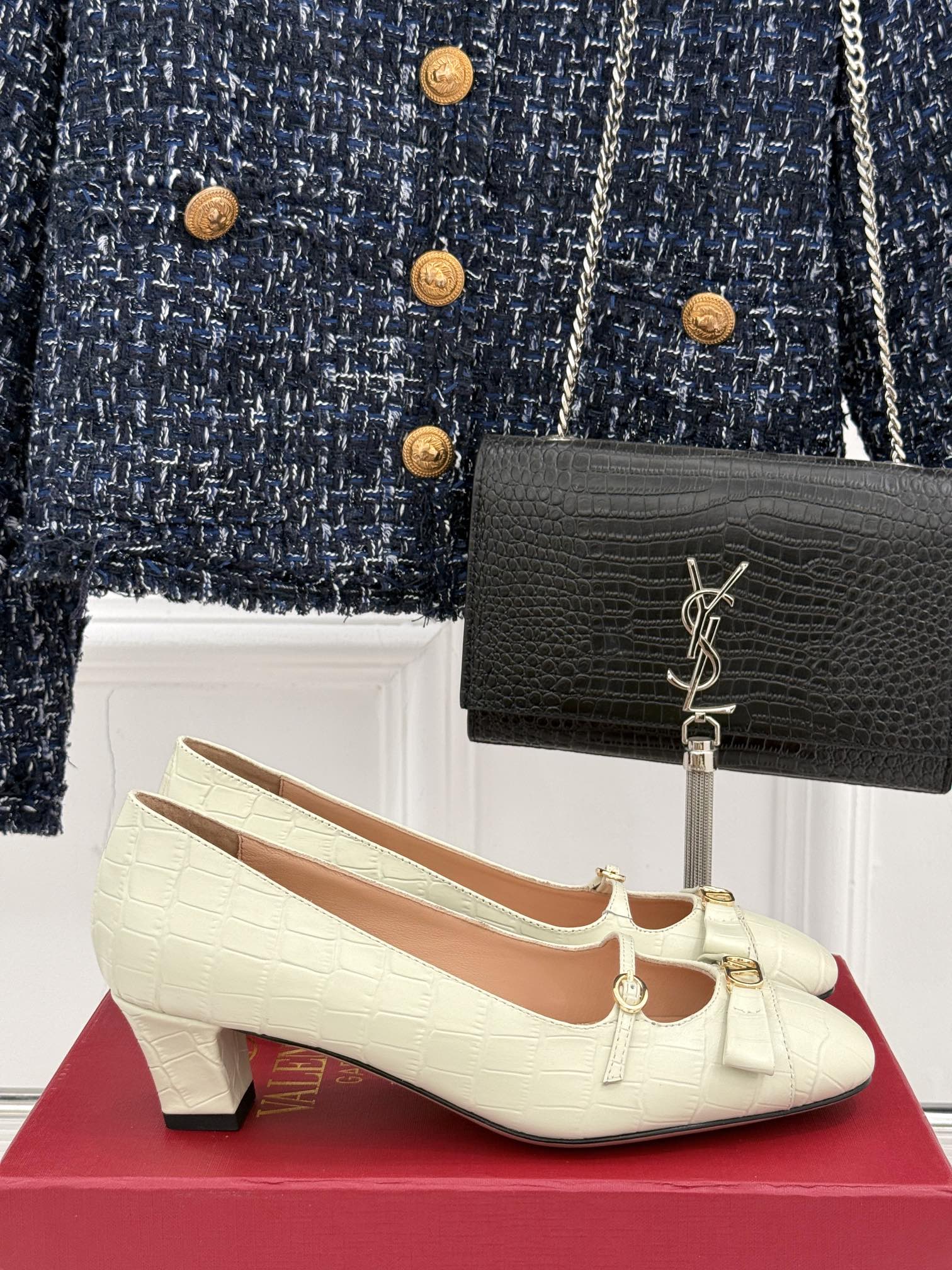 
Valentino/华伦天奴25ss早春
新品蝴蝶结玛丽珍单鞋
高辨识度的个人风格靠拢
立体镂空蝴蝶结