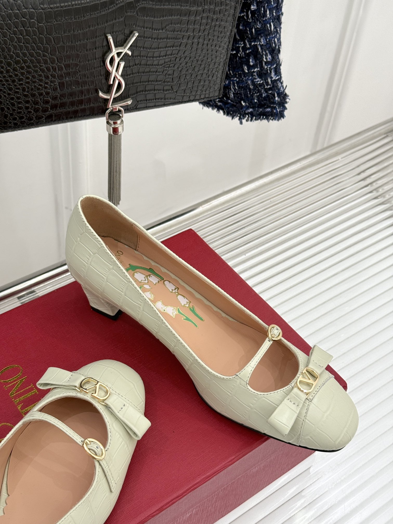 
Valentino/华伦天奴25ss早春
新品蝴蝶结玛丽珍单鞋
高辨识度的个人风格靠拢
立体镂空蝴蝶结