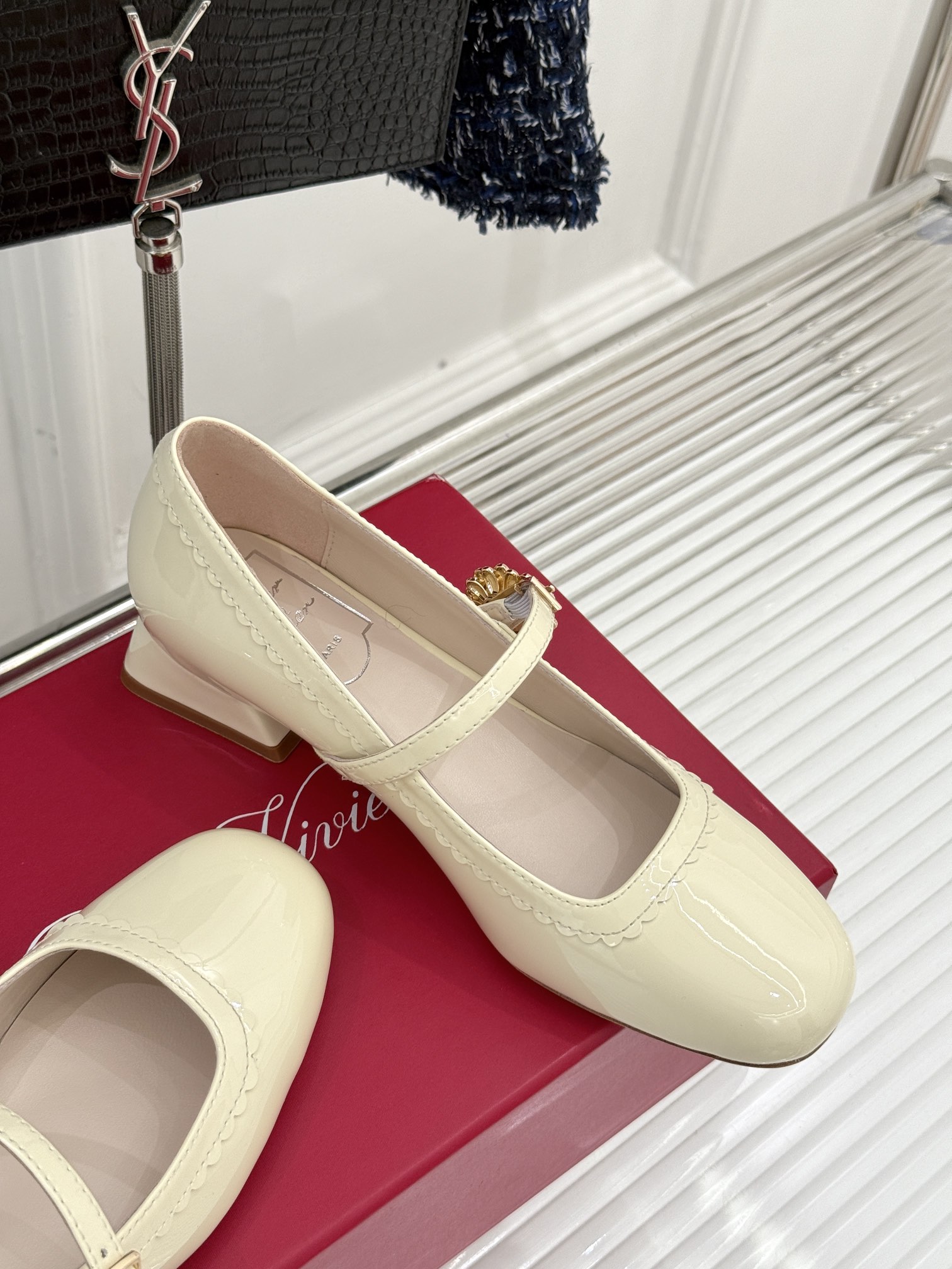 
Rover Vivier/ RV 钻扣玛丽珍单鞋
说RV是最了解女人的品牌
真的一点不为过 款式都超美