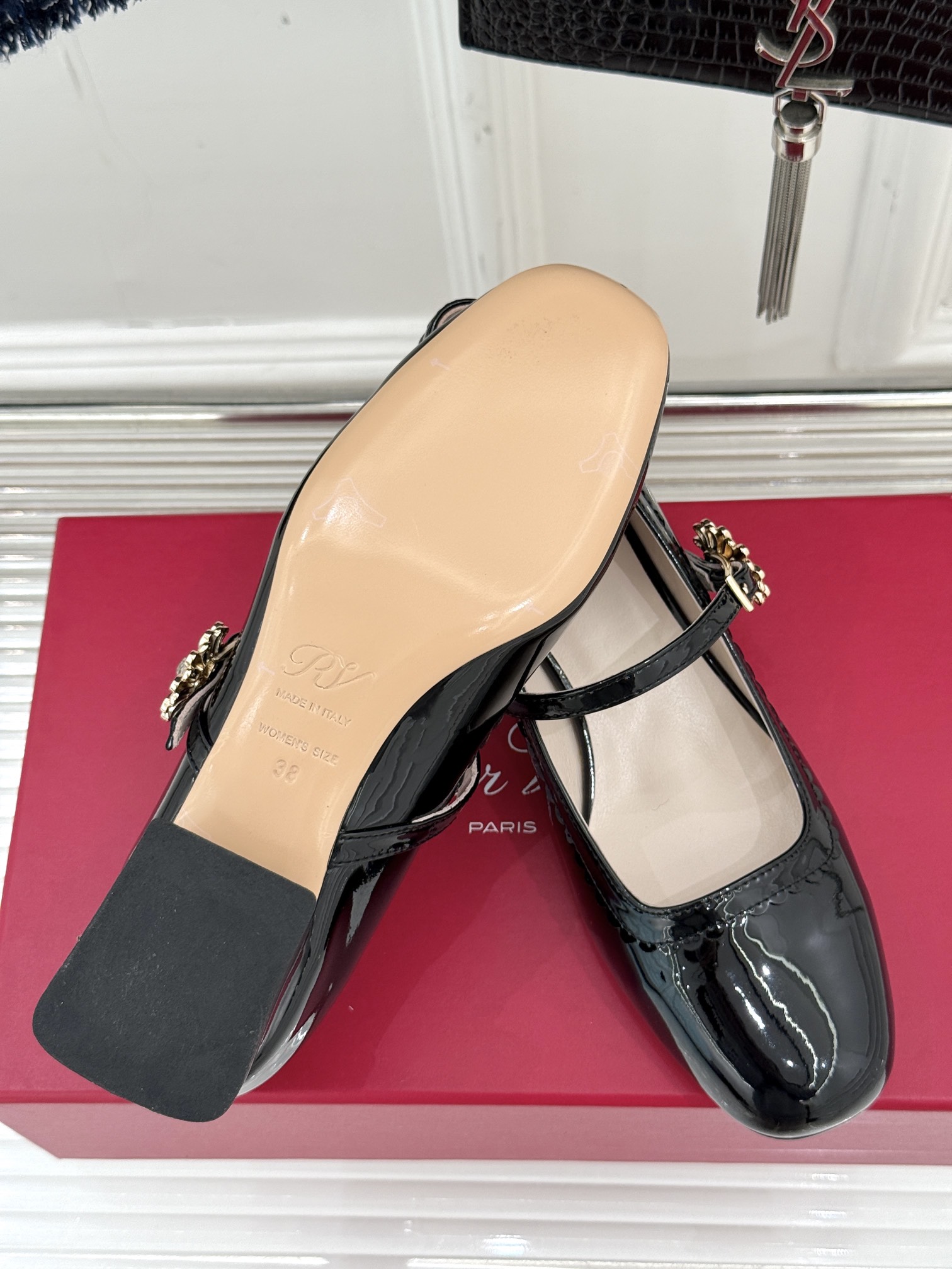 
Rover Vivier/ RV 钻扣玛丽珍单鞋
说RV是最了解女人的品牌
真的一点不为过 款式都超美