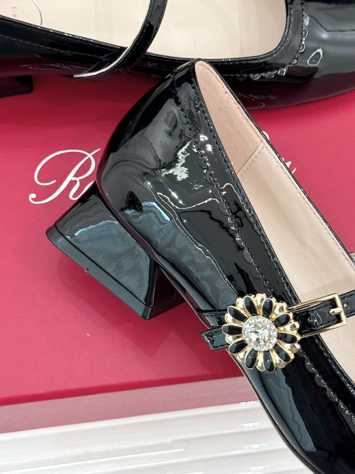 
Rover Vivier/ RV 钻扣玛丽珍单鞋
说RV是最了解女人的品牌
真的一点不为过 款式都超美