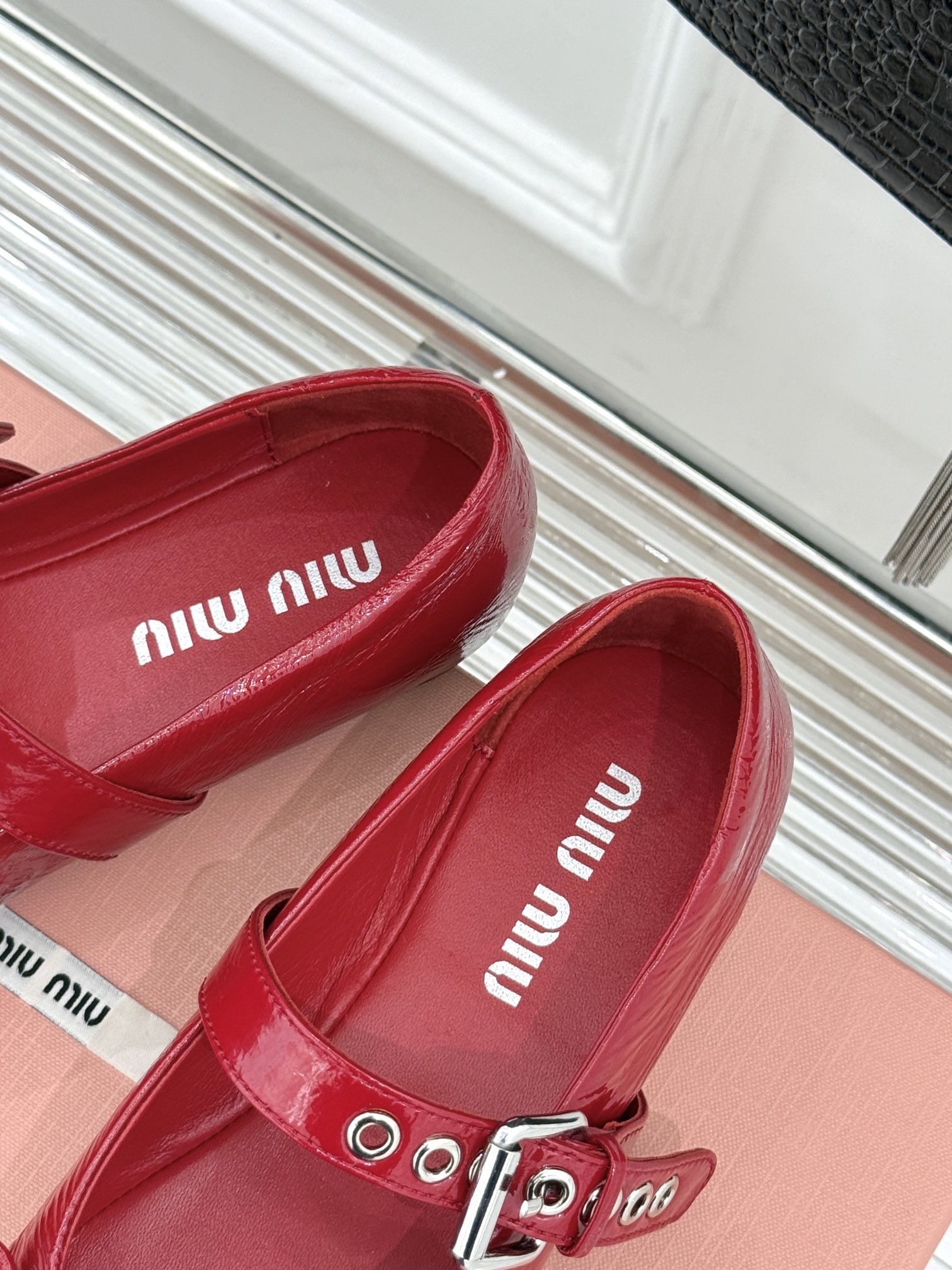 
Miu Miu/缪缪 25ss早春新品
蝴蝶结玛丽珍鞋！
鞋头鞋型圆润秀气 满满的少女心
雕花搭配蝴蝶