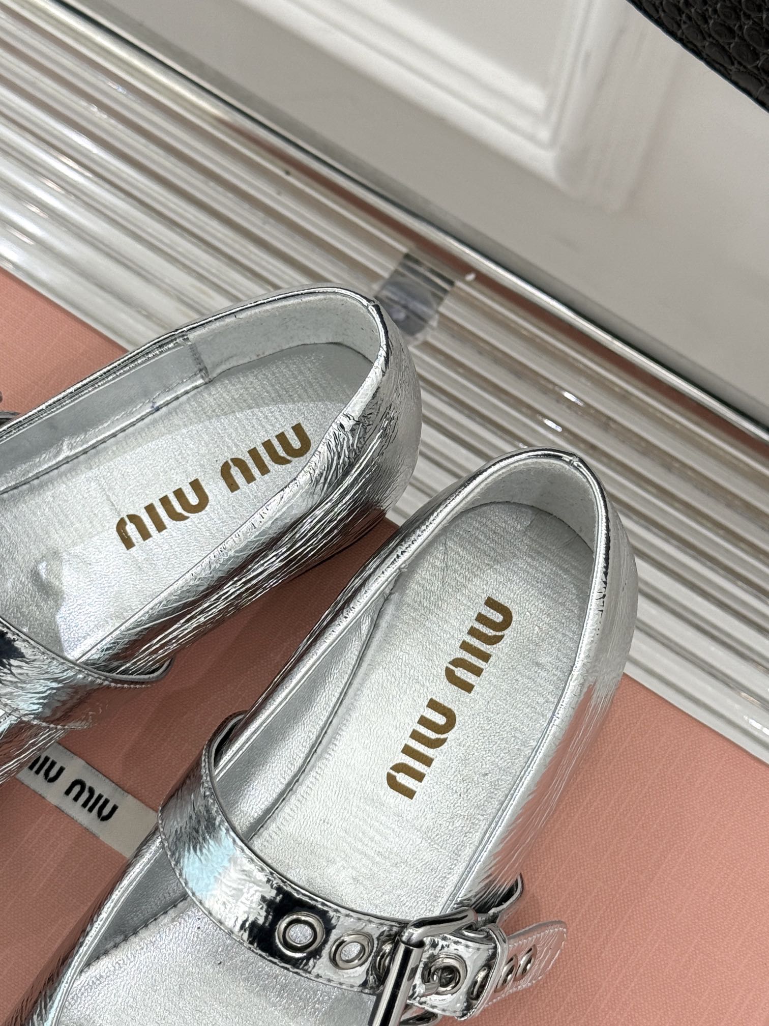 
Miu Miu/缪缪 25ss早春新品
蝴蝶结玛丽珍鞋！
鞋头鞋型圆润秀气 满满的少女心
雕花搭配蝴蝶