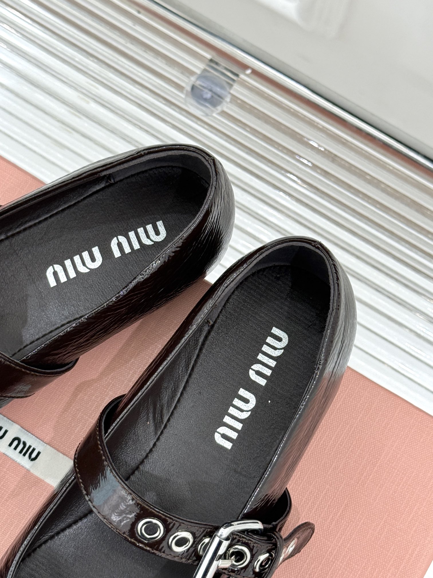 
Miu Miu/缪缪 25ss早春新品
蝴蝶结玛丽珍鞋！
鞋头鞋型圆润秀气 满满的少女心
雕花搭配蝴蝶