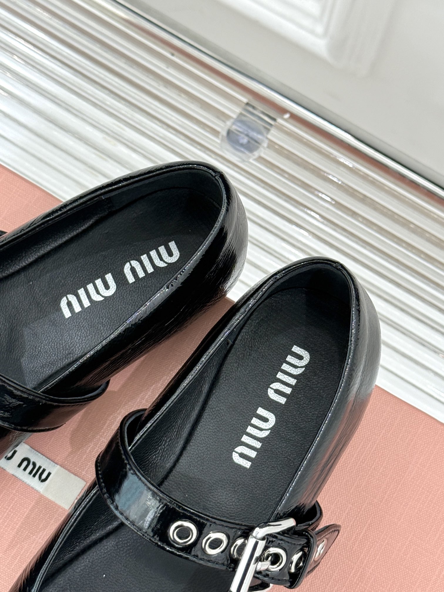 
Miu Miu/缪缪 25ss早春新品
蝴蝶结玛丽珍鞋！
鞋头鞋型圆润秀气 满满的少女心
雕花搭配蝴蝶