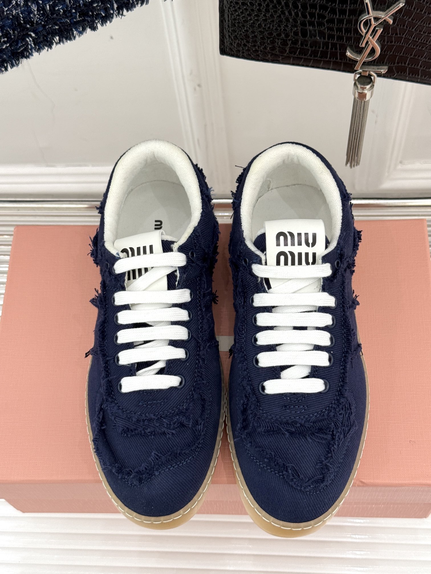 
MiuMiu/缪缪25ss新品帆布休闲鞋 
经典鞋型 随性慵懒又不乏高级感
不得不说这款做旧复古风实在