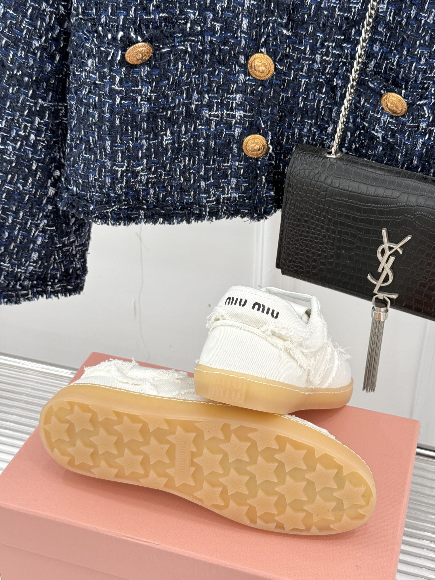 
MiuMiu/缪缪25ss新品帆布休闲鞋 
经典鞋型 随性慵懒又不乏高级感
不得不说这款做旧复古风实在