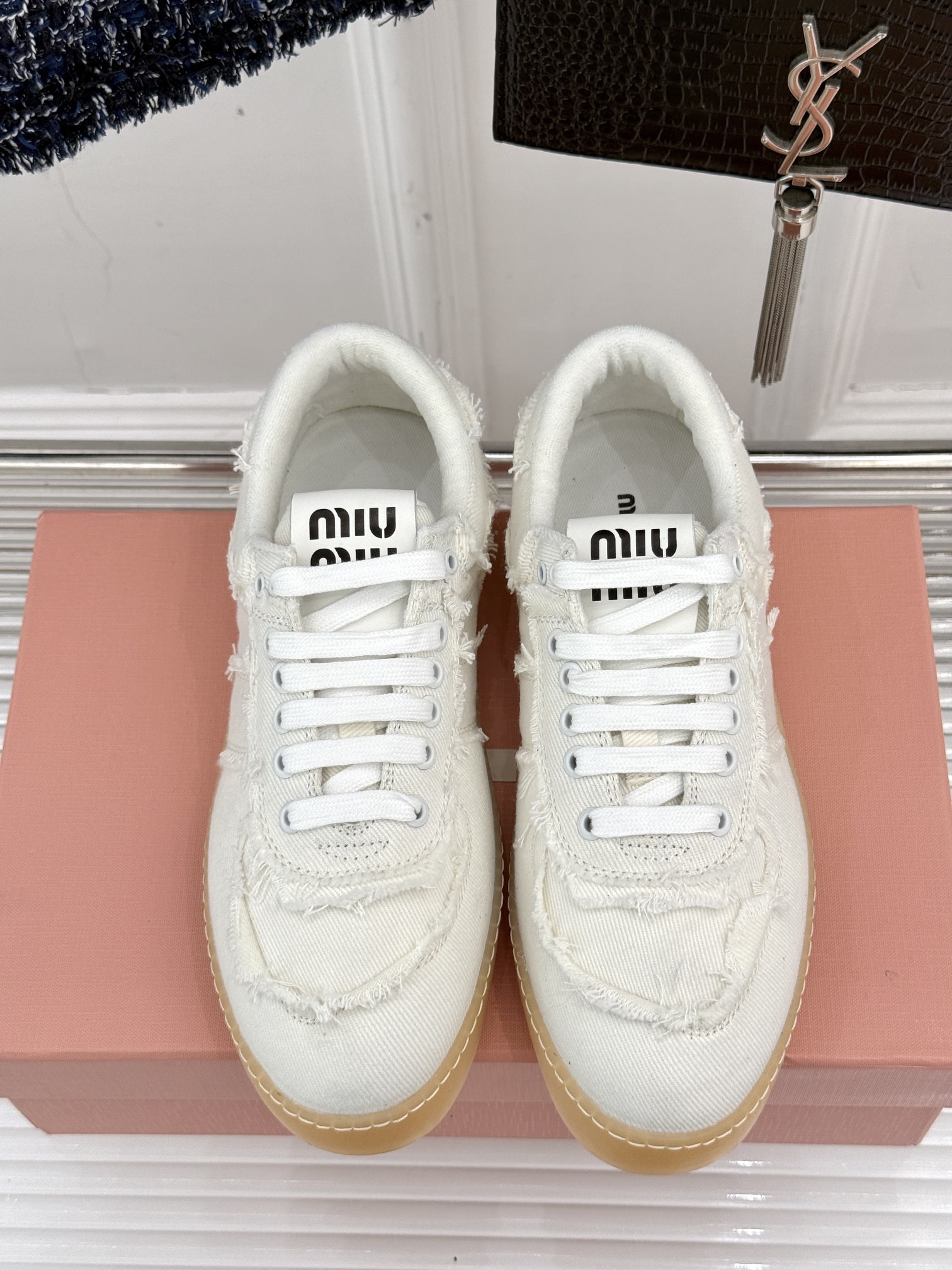 
MiuMiu/缪缪25ss新品帆布休闲鞋 
经典鞋型 随性慵懒又不乏高级感
不得不说这款做旧复古风实在