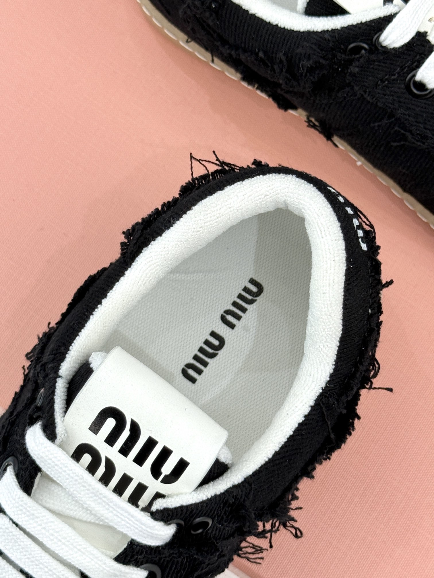 
MiuMiu/缪缪25ss新品帆布休闲鞋 
经典鞋型 随性慵懒又不乏高级感
不得不说这款做旧复古风实在