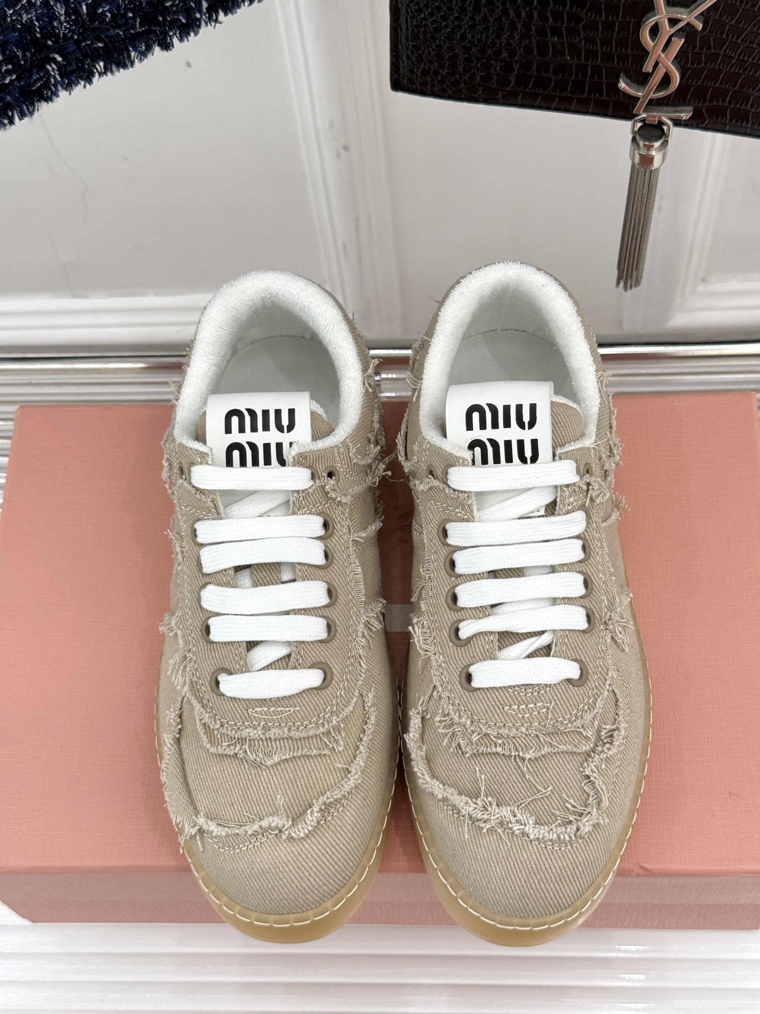 
MiuMiu/缪缪25ss新品帆布休闲鞋 
经典鞋型 随性慵懒又不乏高级感
不得不说这款做旧复古风实在