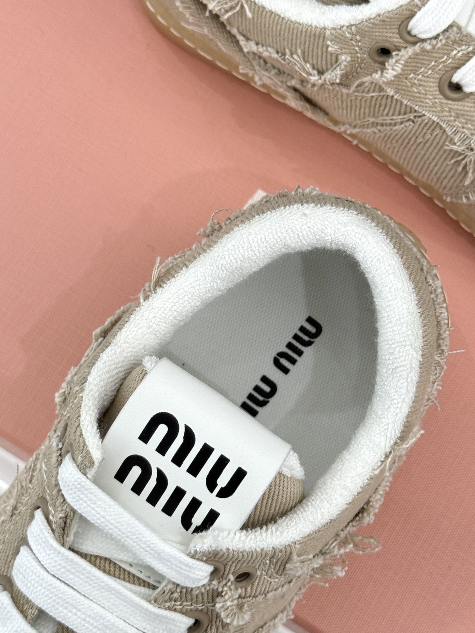 
MiuMiu/缪缪25ss新品帆布休闲鞋 
经典鞋型 随性慵懒又不乏高级感
不得不说这款做旧复古风实在