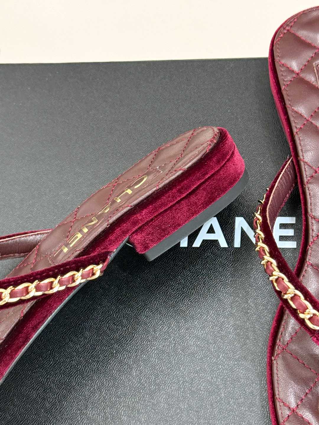 
CHANE*｜小香25C春夏新品
爱心双C链条鞋系列
链条凉拖今年的大爆款
香家中的颜值天花板！
上脚