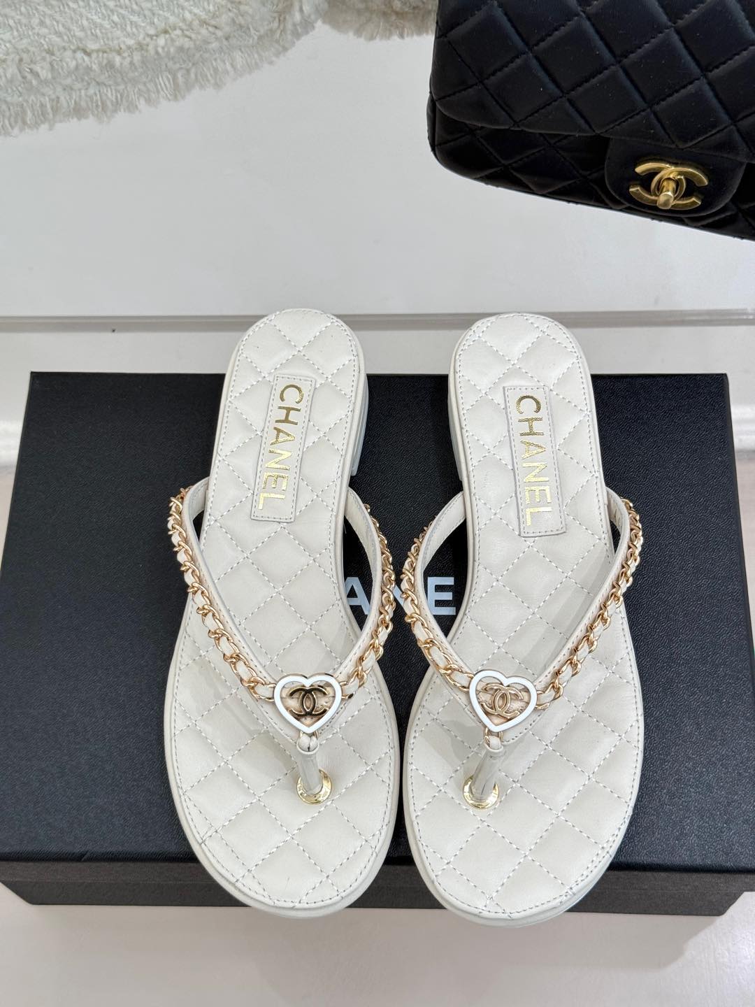 
CHANE*｜小香25C春夏新品
爱心双C链条鞋系列
链条凉拖今年的大爆款
香家中的颜值天花板！
上脚