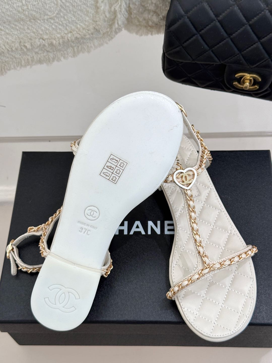 
CHANE*｜小香25C春夏新品
爱心双C链条鞋系列
链条凉拖今年的大爆款
香家中的颜值天花板！
上脚