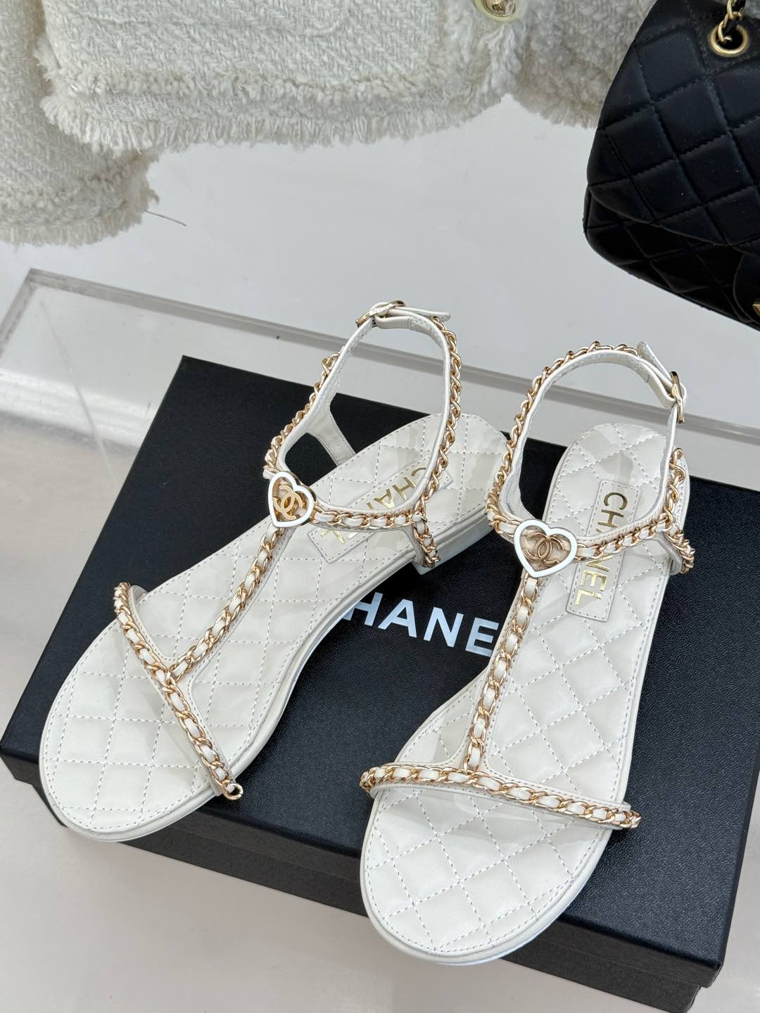 
CHANE*｜小香25C春夏新品
爱心双C链条鞋系列
链条凉拖今年的大爆款
香家中的颜值天花板！
上脚