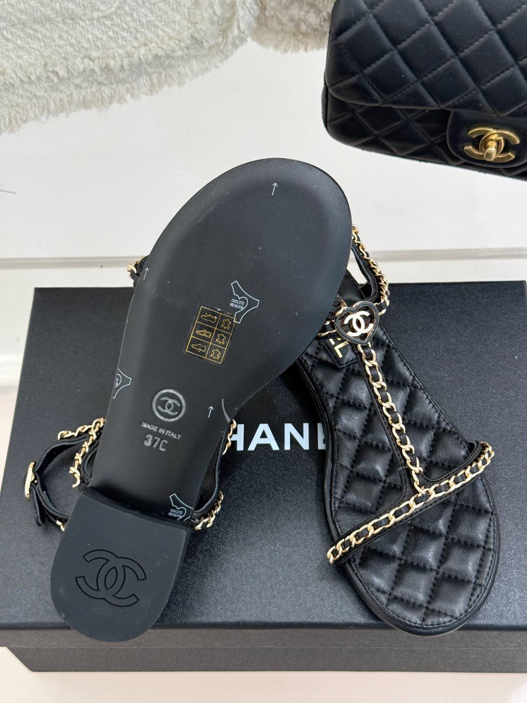 
CHANE*｜小香25C春夏新品
爱心双C链条鞋系列
链条凉拖今年的大爆款
香家中的颜值天花板！
上脚