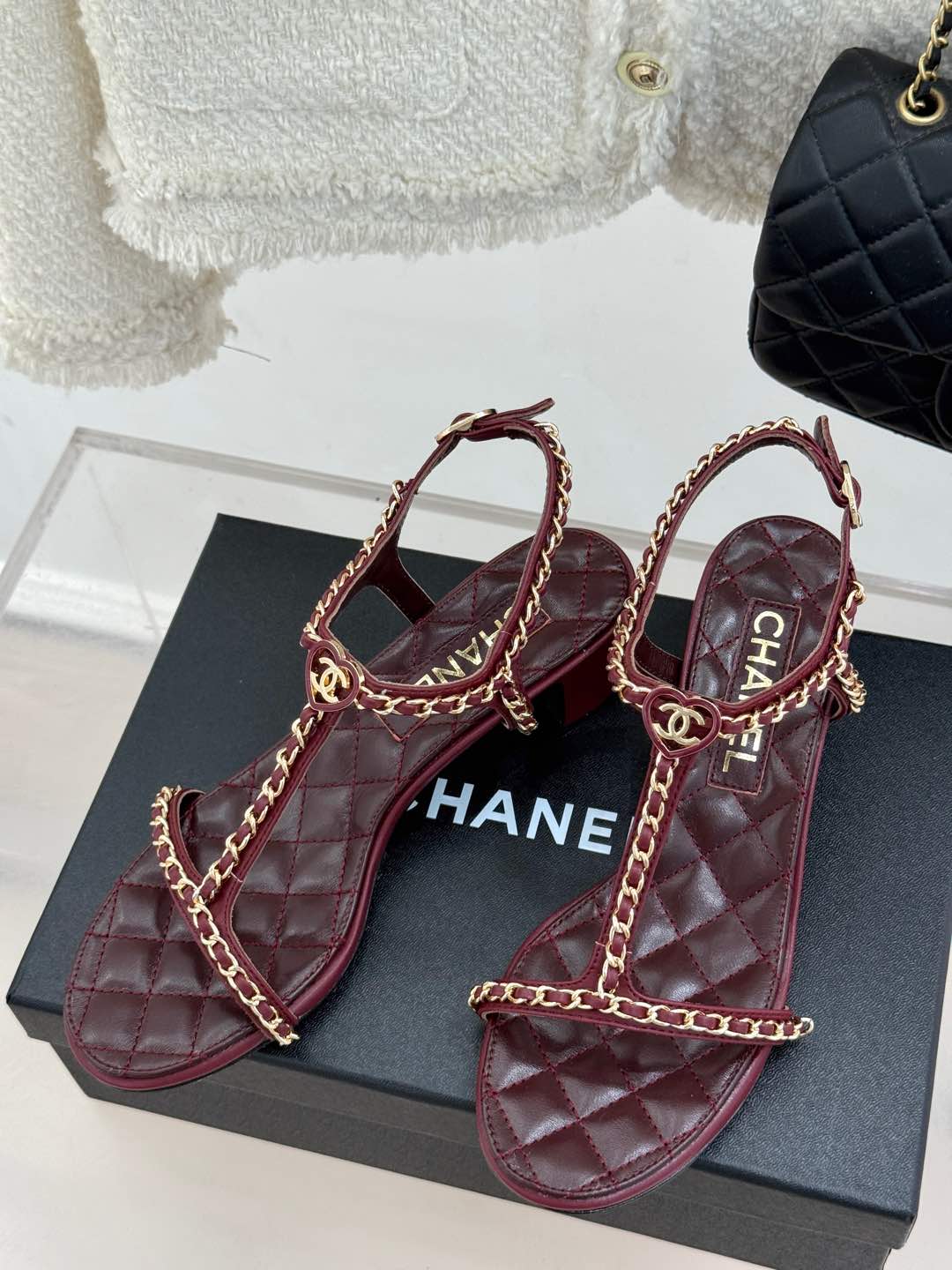 
CHANE*｜小香25C春夏新品
爱心双C链条鞋系列
链条凉拖今年的大爆款
香家中的颜值天花板！
上脚